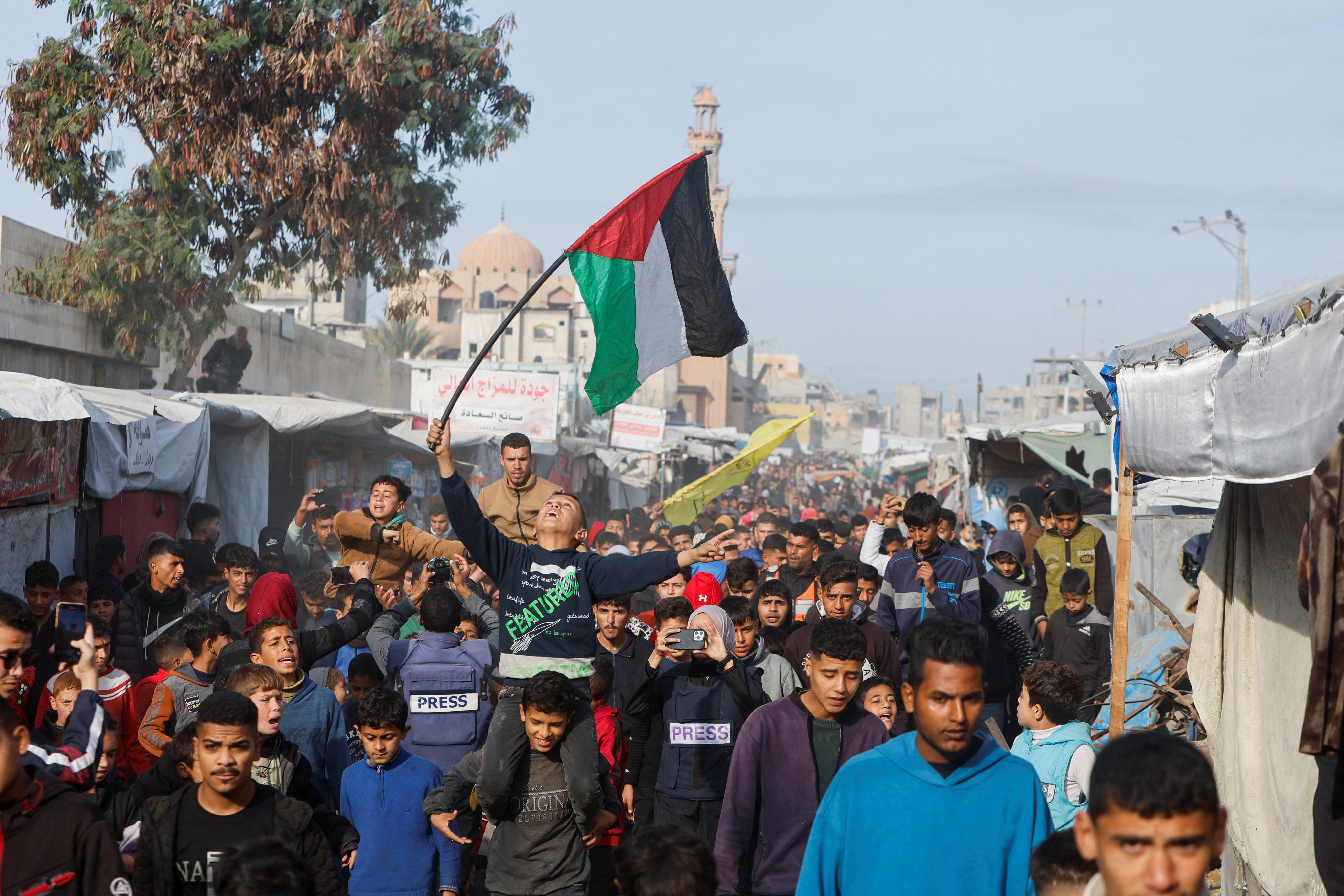 Palestinians celebrate despite an Israeli delay in the ceasefire