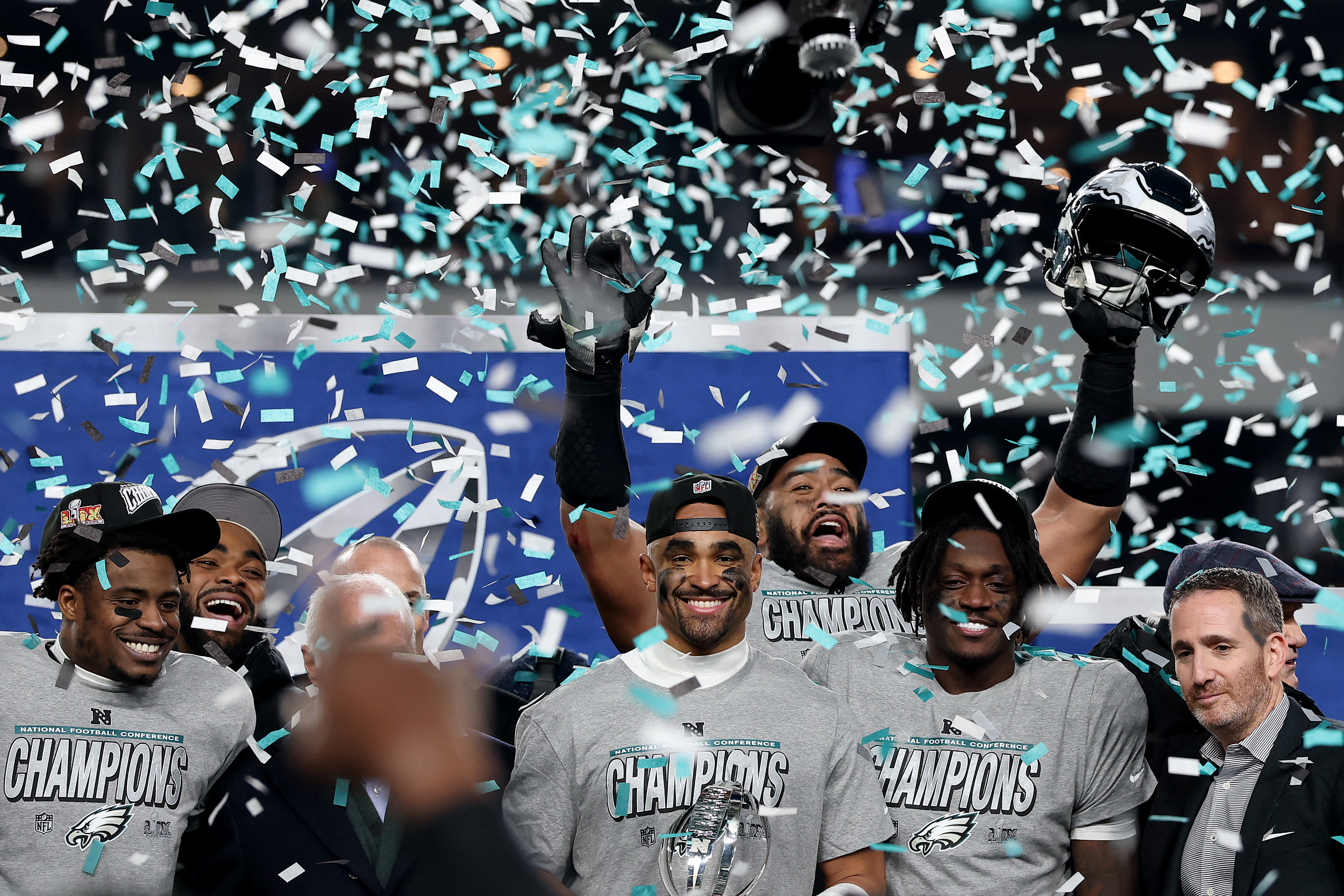 PHILADELPHIA, PENNSYLVANIA - JANUARY 26: Jalen Hurts #1 of the Philadelphia Eagles and teammates celebrate during the trophy ceremony after their 55-23 win against the Washington Commanders during the NFC Championship Game at Lincoln Financial Field on January 26, 2025 in Philadelphia, Pennsylvania. Emilee Chinn/Getty Images/AFP (Photo by Emilee Chinn / GETTY IMAGES NORTH AMERICA / Getty Images via AFP)