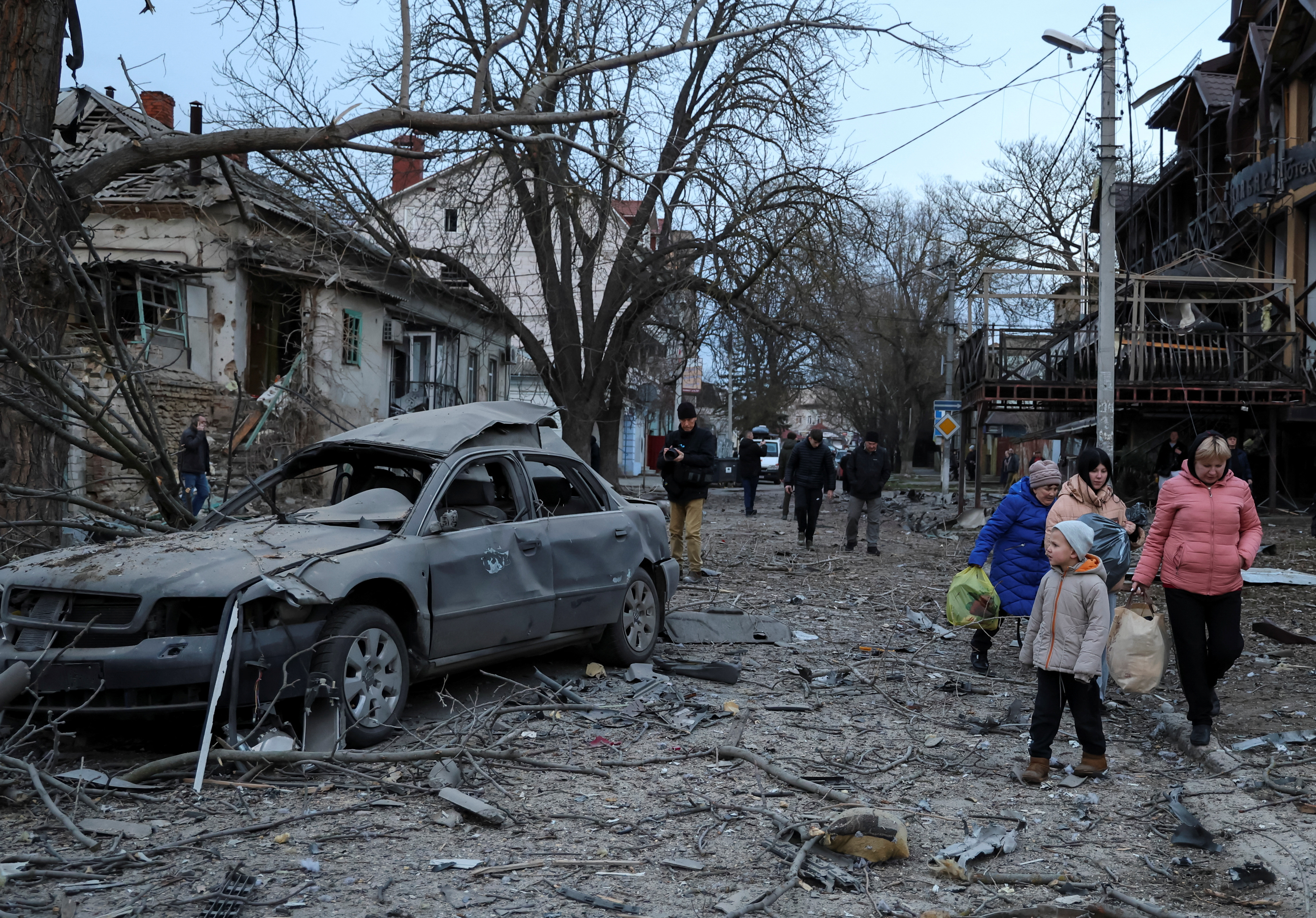 Residents leave from a site of apartment buildings hit by a Russian air strike, amid Russia's attack on Ukraine, in Kherson, Ukraine February 2, 2025. REUTERS/Ivan Antypenko