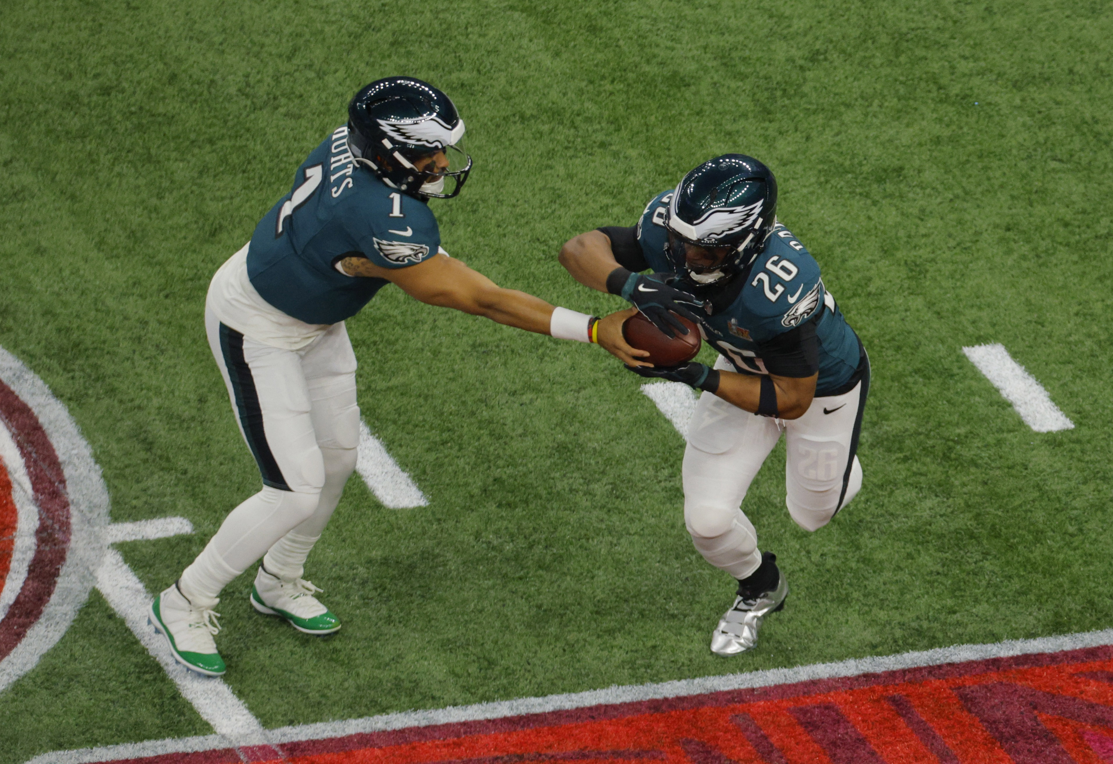 Football - NFL - Super Bowl LIX - Philadelphia Eagles v Kansas City Chiefs - Caesars Superdome, New Orleans, Louisiana, United States - February 9, 2025 Philadelphia Eagles' Jalen Hurts passes to Saquon Barkley REUTERS/Brian Snyder