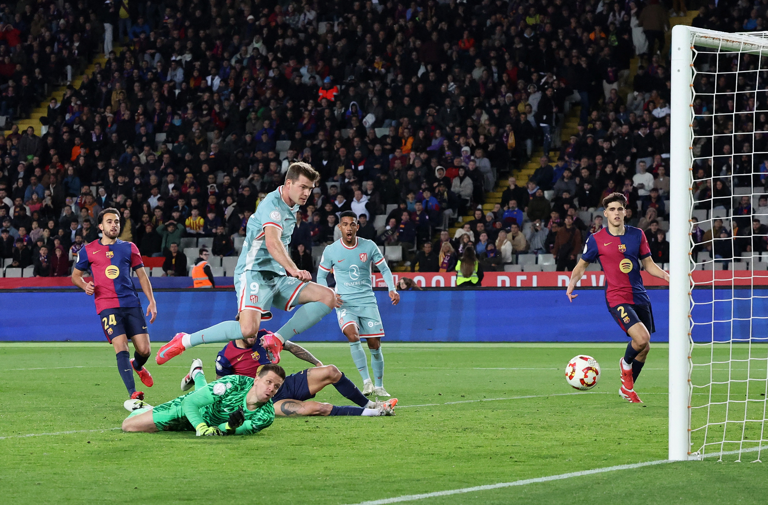 Soccer Football - Copa del Rey - Semi Final - First Leg - FC Barcelona v Atletico Madrid - Estadi Olimpic Lluis Companys, Barcelona, Spain - February 25, 2025 Atletico Madrid's Alexander Sorloth scores their fourth goal REUTERS/Nacho Doce