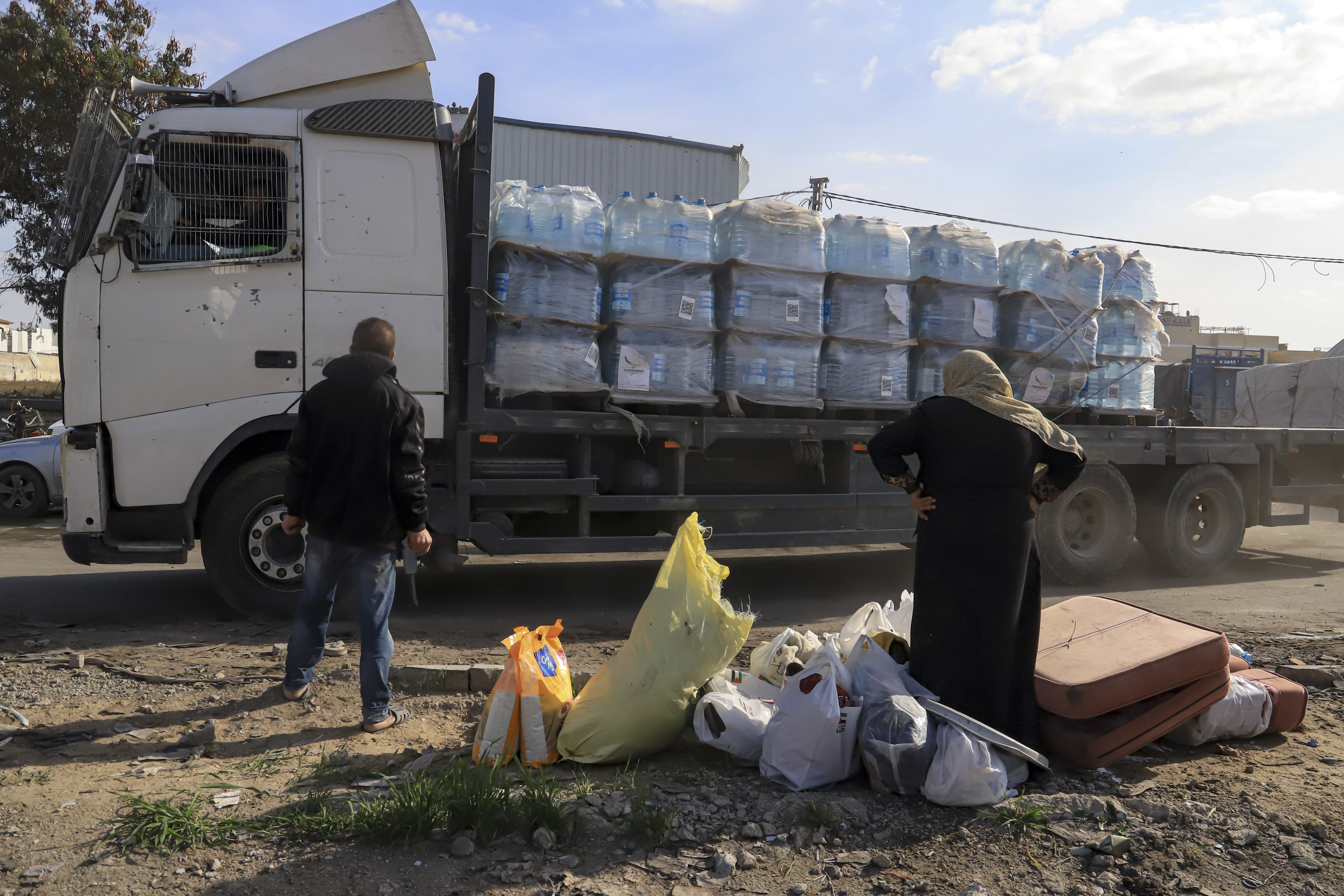 Infrastructure damage in Gaza hinders humanitarian aid distribution