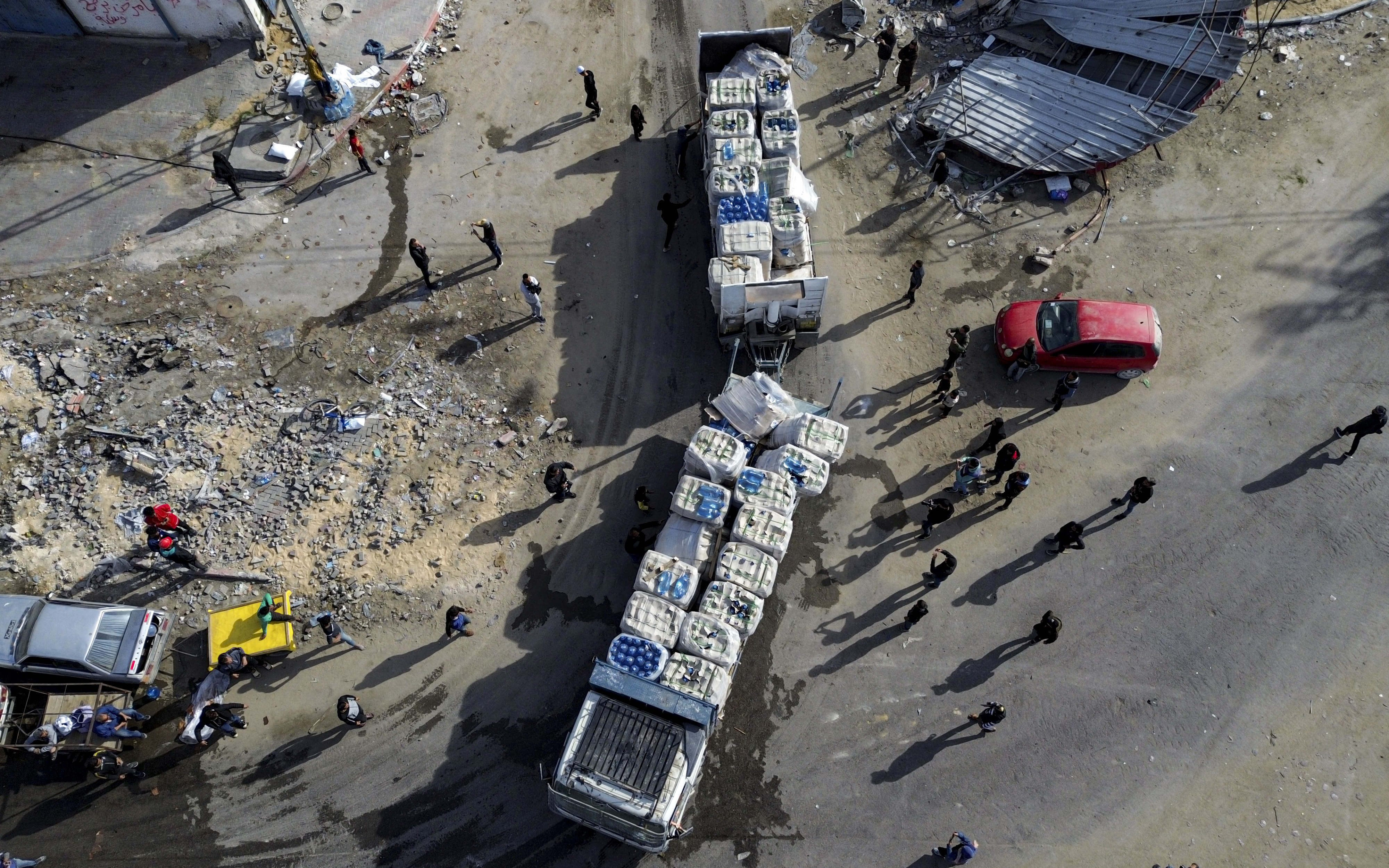 Infrastructure damage in Gaza hinders humanitarian aid distribution