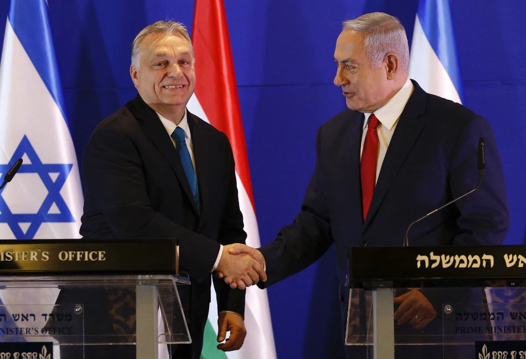 Hungarian Prime Minister Viktor Orban (L) and Israeli Prime Minister Benjamin Netanyahu meet.