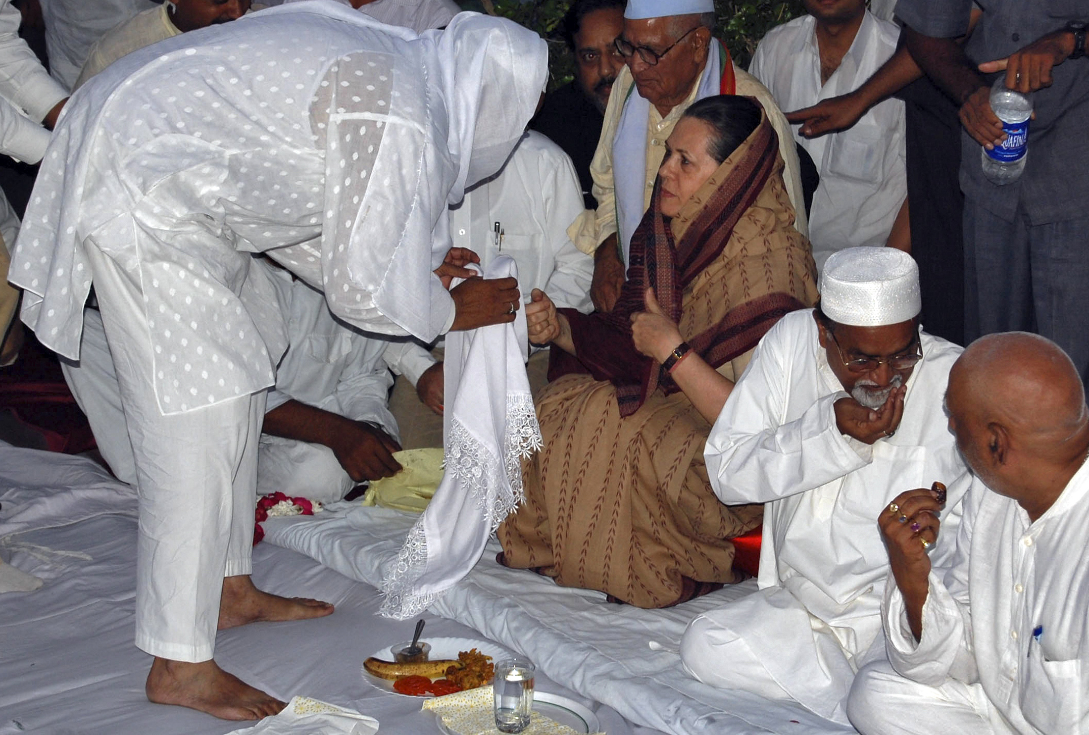 Sonia Gandhi (C), Chief of India's ruling Congress party, attends a Iftar (break fast) party during the Muslim fasting month of Ramadhan in Rae Bareli, in the northern Indian state of Uttar Pradesh, September 26, 2008. REUTERS/Pawan Kumar (INDIA)