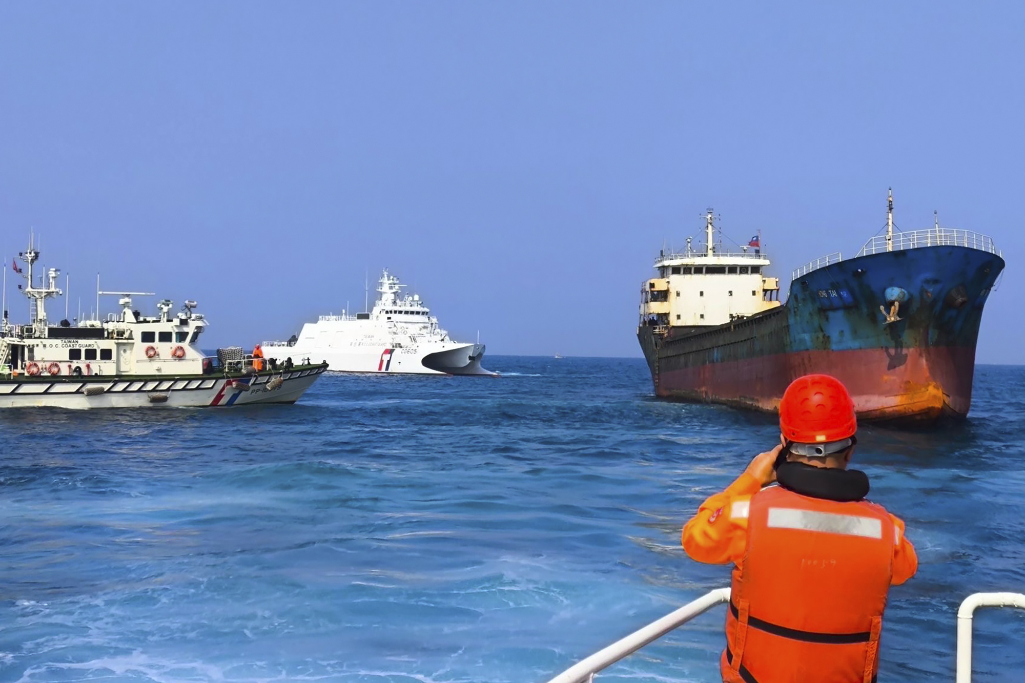 En esta imagen publicada por la Guardia Costera taiwanesa, guardacostas se preparan para embarcar al carguero con bandera de Togo Hongtai, sospechoso de haber cortado un cable submarino de comunicaciones entre la costa oeste de la isla principal de Taiwán y las islas periféricas Penghu la mañana del martes 25 de febrero de 2025. (Guardia Costera taiwanesa via AP)