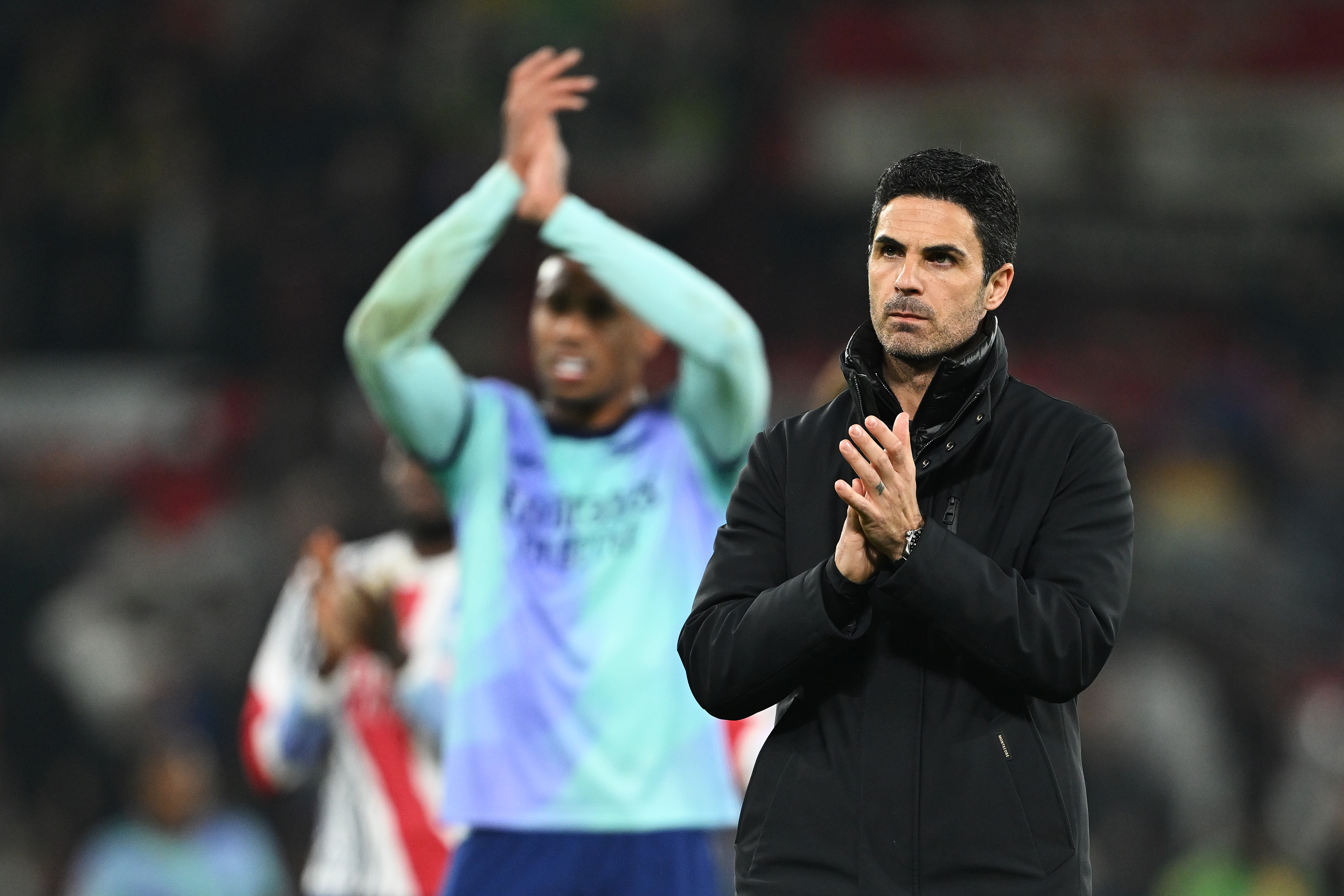 MANCHESTER, ENGLAND - MARCH 09: Mikel Arteta, Manager of Arsenal, acknowledges the fans after the draw during the Premier League match between Manchester United FC and Arsenal FC at Old Trafford on March 09, 2025 in Manchester, England. (Photo by Michael Regan/Getty Images)