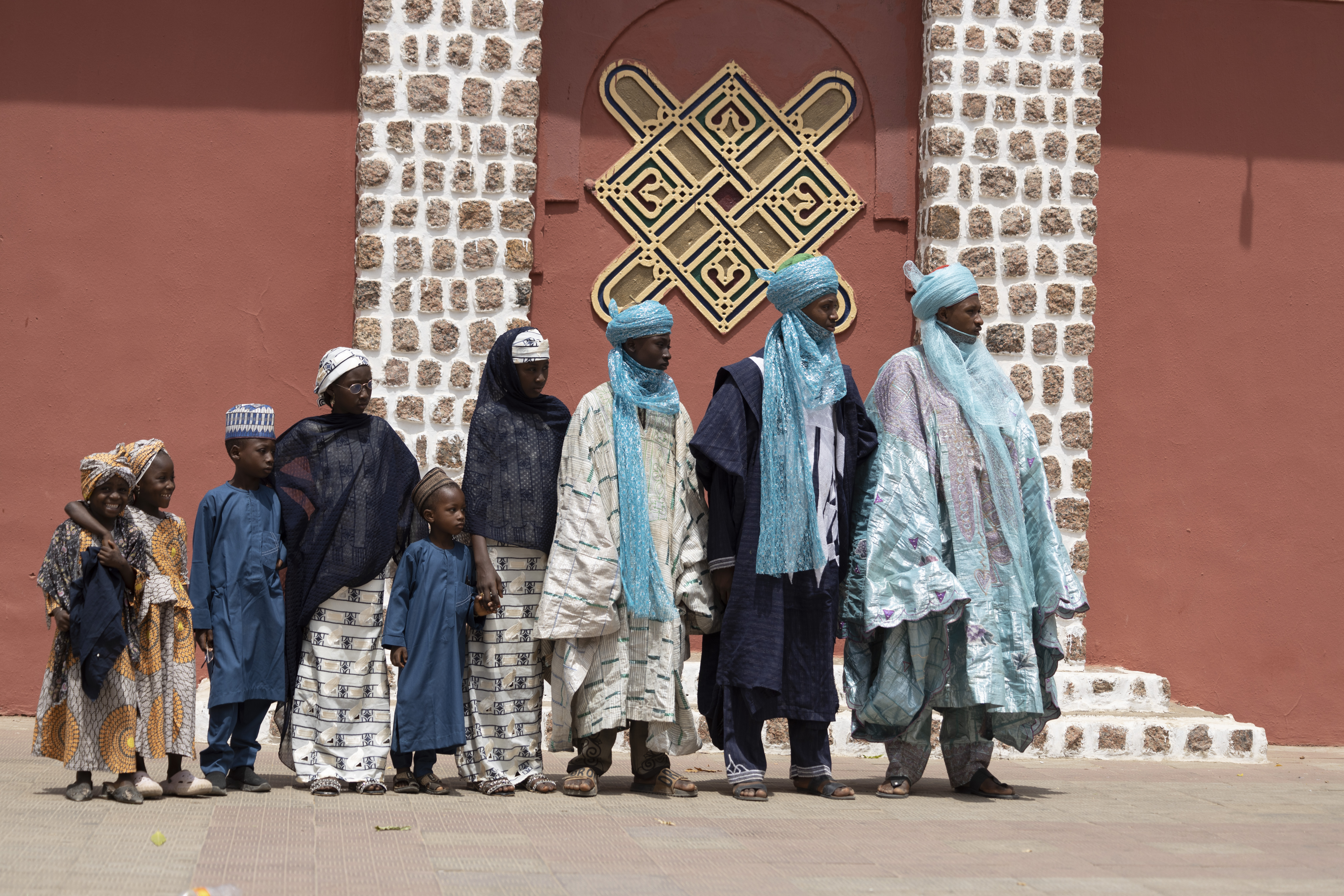 Family waits to see Durbar entourage