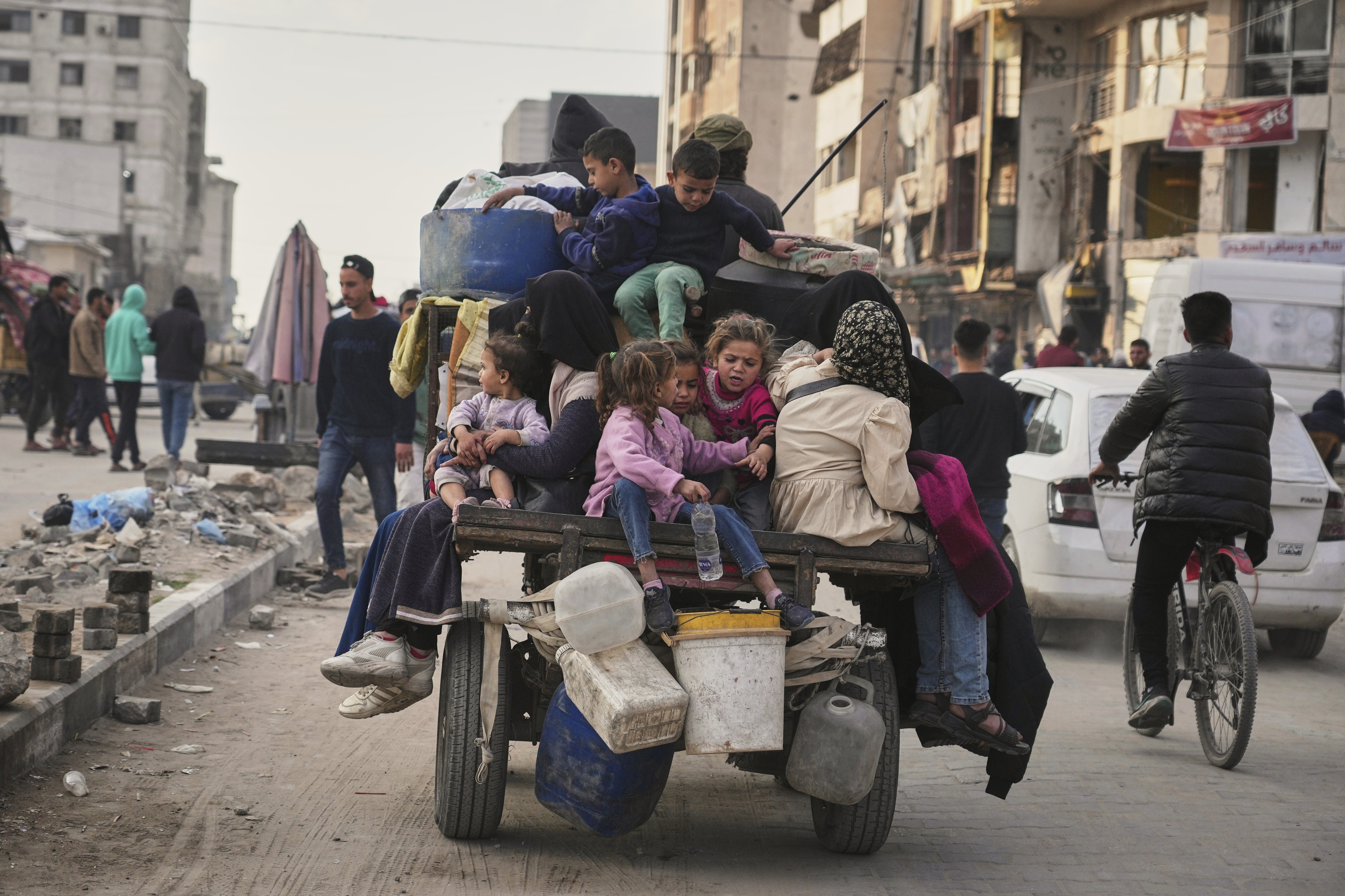 Displaced Palestinians flee from the east to the west of Gaza City after the Israeli military issued orders to leave the area or face attack. [Jehad Alshrafi/AP Photo]