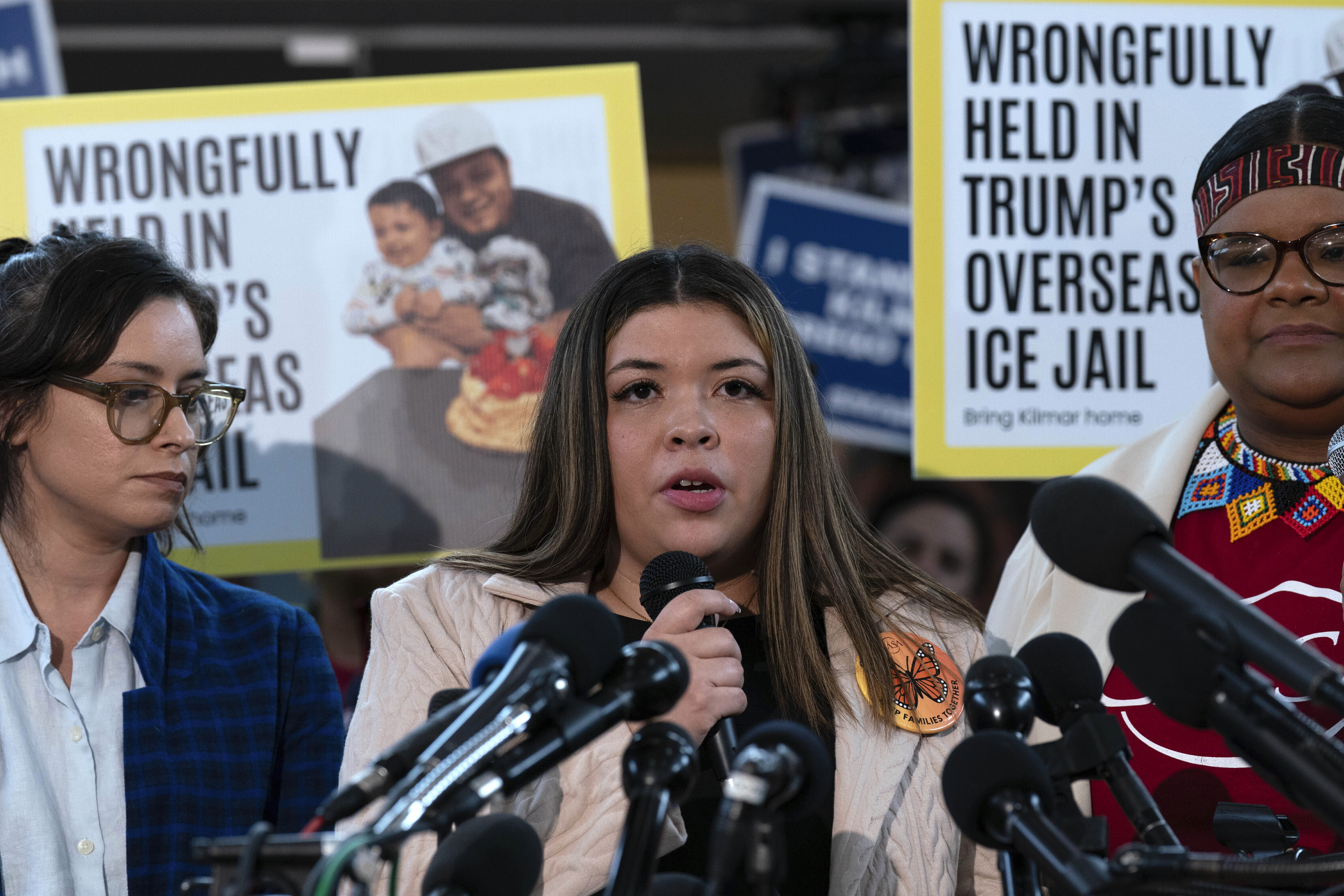 Jennifer Vasquez Sura, la esposa de Kilmar Ábrego García, quien fue deportado por error a El Salvador, habla durante una conferencia de prensa en Hyattsville, Maryland, el viernes 4 de abril de 2025. (AP Foto/Jose Luis Magana)