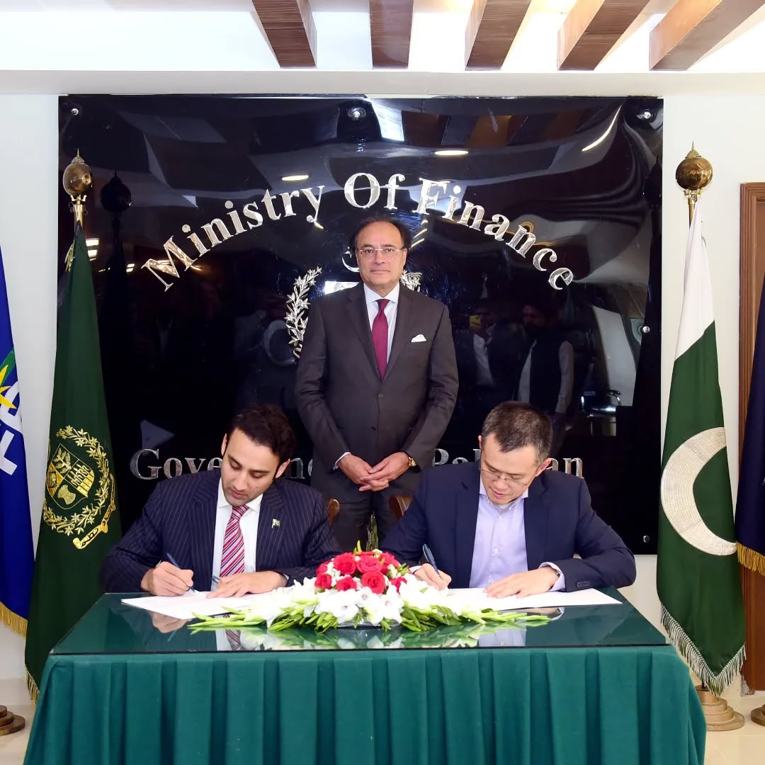 Pakistan appoints Changpeng Zhao (right), founder of Binance, as a strategic adviser for its crypto council [Handout/Pakistan Ministry of Finance]