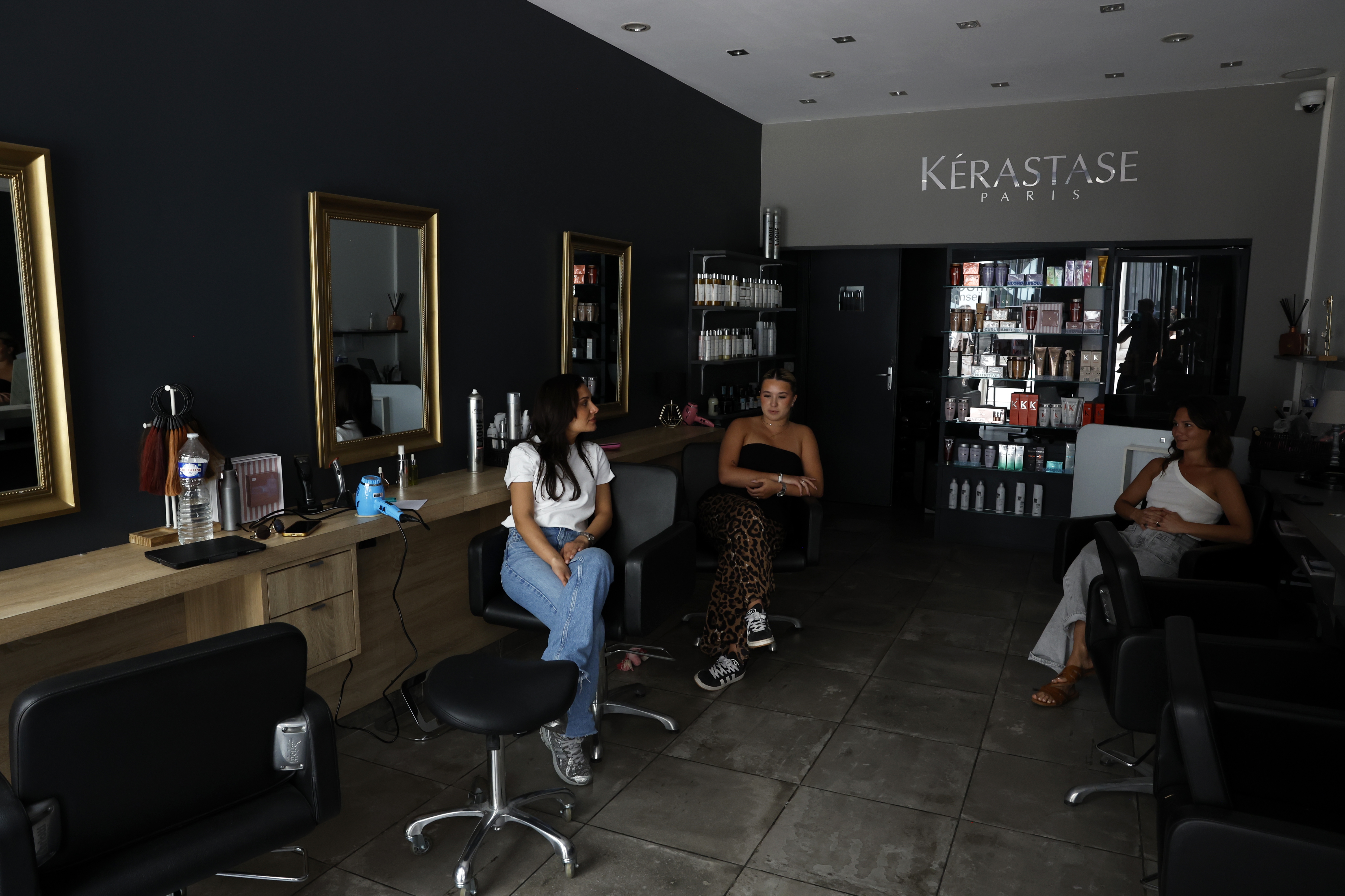 A beauty salon without electricity following a power outage in southern France