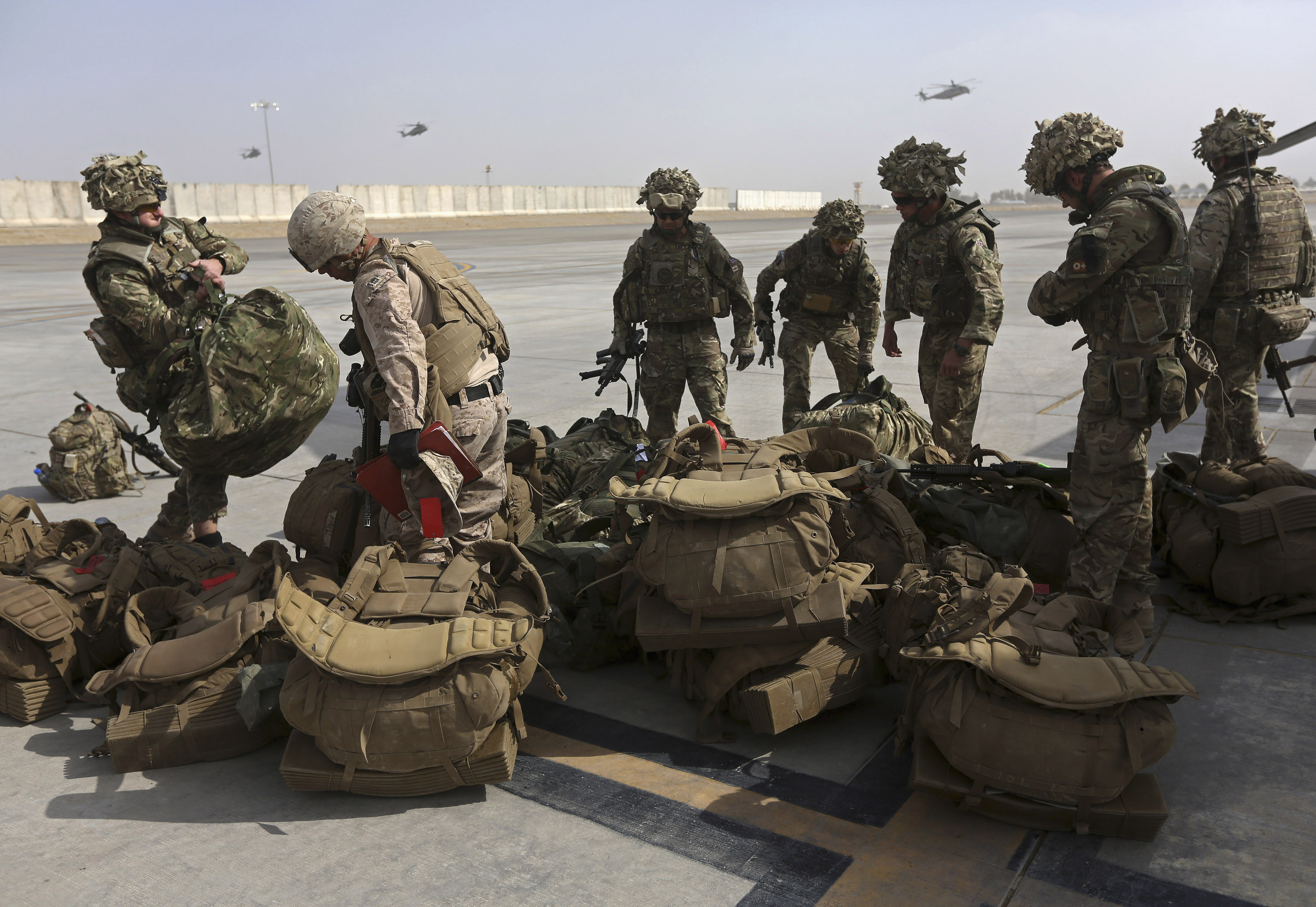 British soldiers arrive at Kandahar airbase at the end of operations for US Marines and British combat troops in Helmand, Afghanistan on October 27, 2014 [File: Omar Sobhani/Reuters]