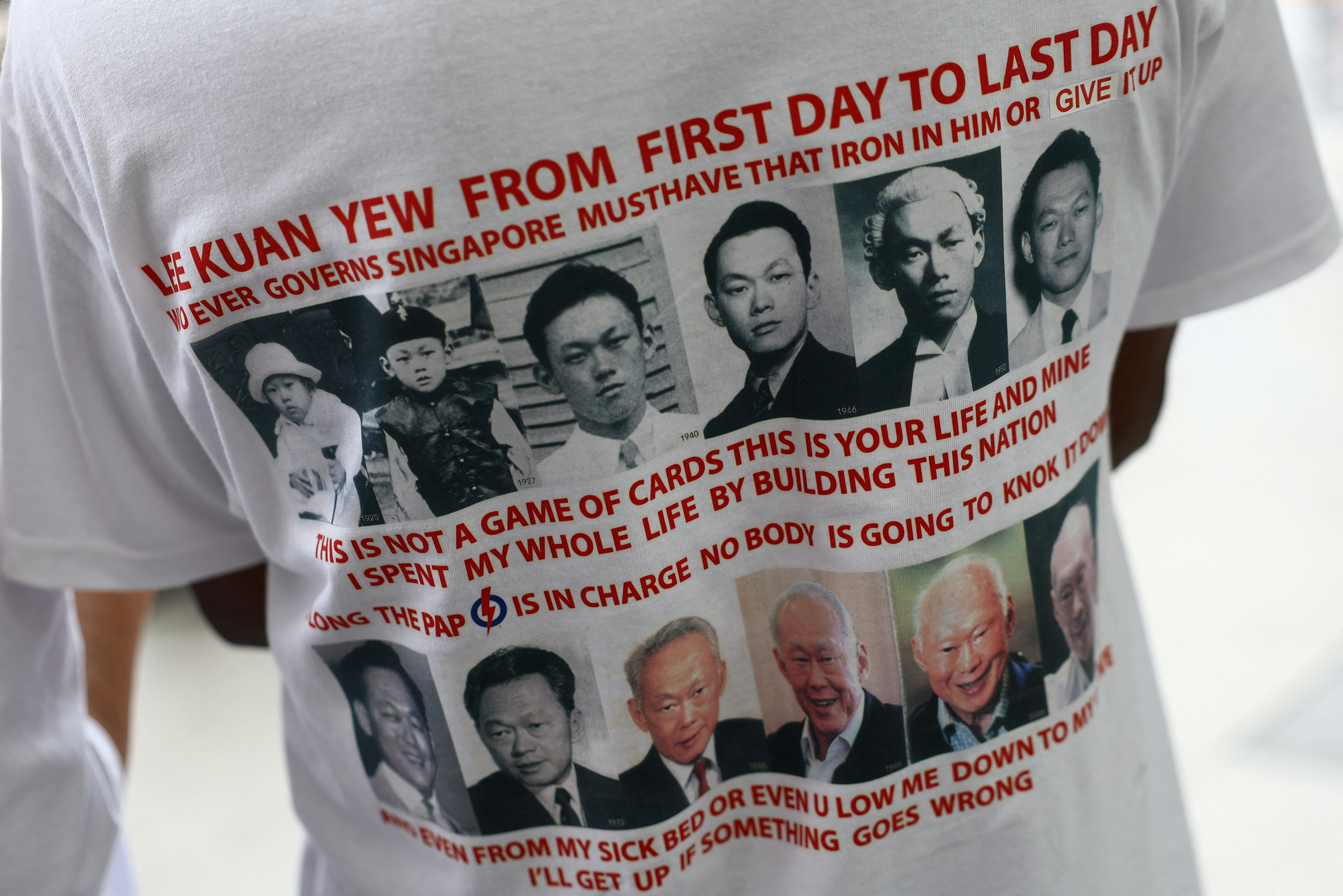 A People's Action Party (PAP) supporter wearing a T-shirt showing Singapore's first Prime Minister Lee Kuan Yew, attends a lunchtime rally ahead of the general election, in Singapore's central business district, April 28, 2025. REUTERS/Edgar Su