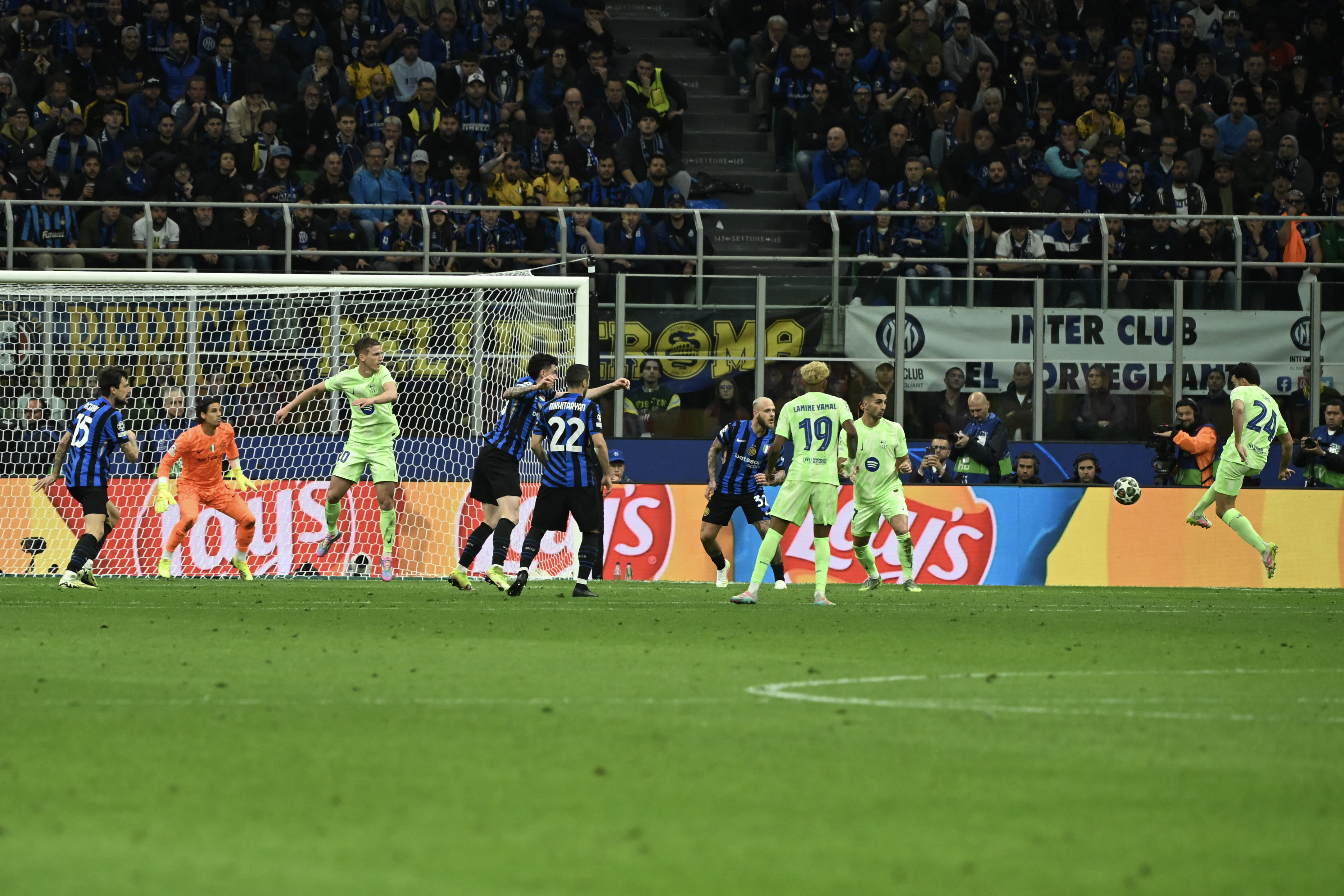Barcelona's Spanish defender #24 Eric Garcia (R) scores his team's first goal during the UEFA Champions League semi-final second leg football match between Inter Milan and FC Barcelona at the San Siro stadium in Milan on May 6, 2025. (Photo by PIERO CRUCIATTI / AFP)