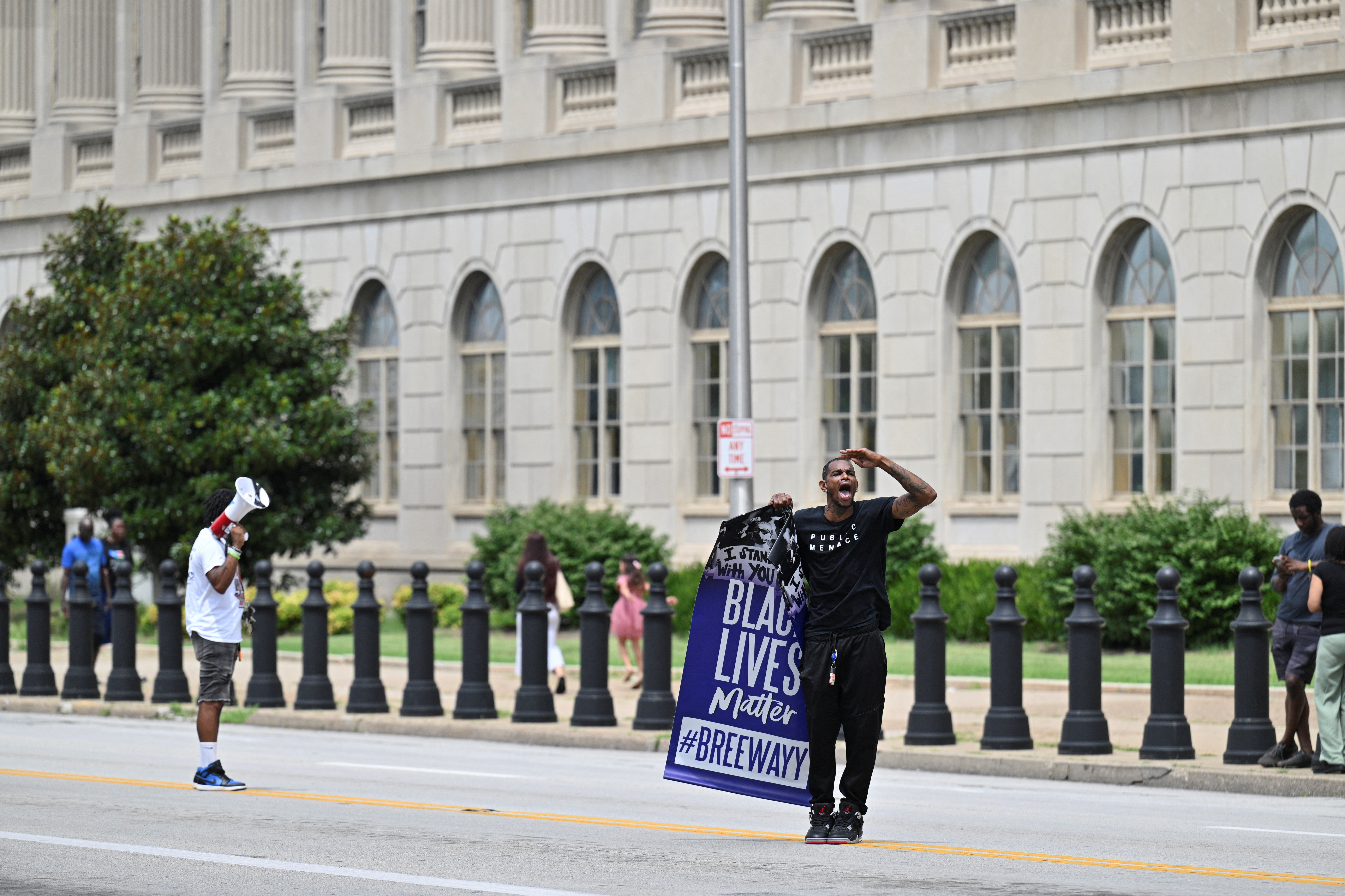A man holds a banner on the day of former Louisville police officer Brett Hankison's sentencing for violating the rights of Breonna Taylor, who was shot and killed by police officers in March 2020 after they used a no-knock warrant at her home, outside the the Gene Snyder Federal Building, in Louisville, Kentucky, US. July 21, 2025. [Jon Cherry/Reuters]