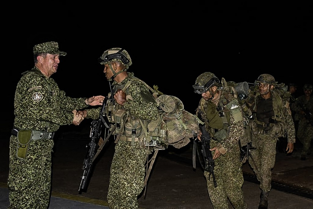 Handout picture released by the Colombian Armed Forces press office shows Colombia's Commander of Armed Forces shaking hands with army soldiers after their release in San Jose del Guaviare, Colombia on August 28, 2025. [Colombian Armed Forces/AFP]