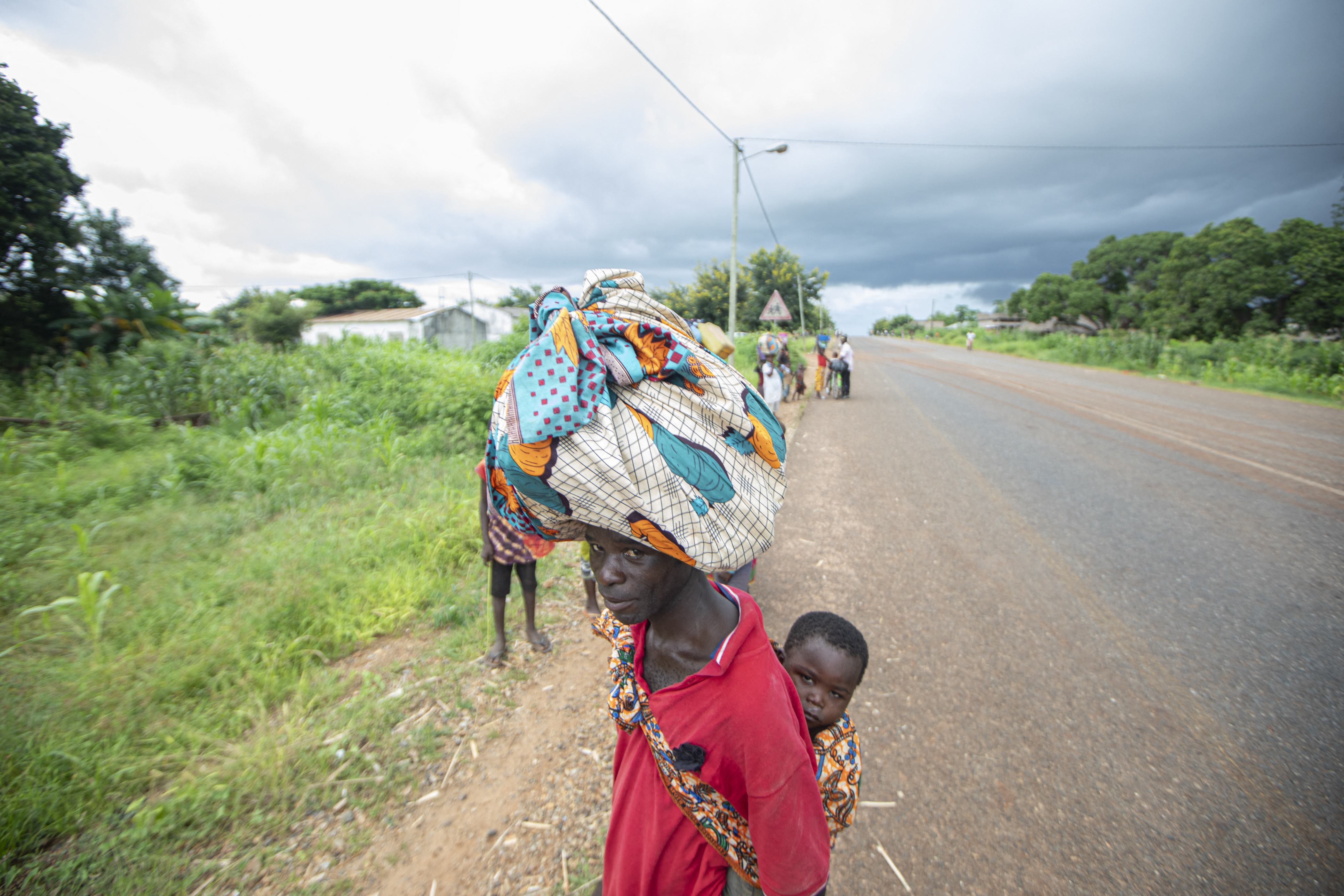 Displaced people from the province of Cabo Delgado walk through the streets of Namapa