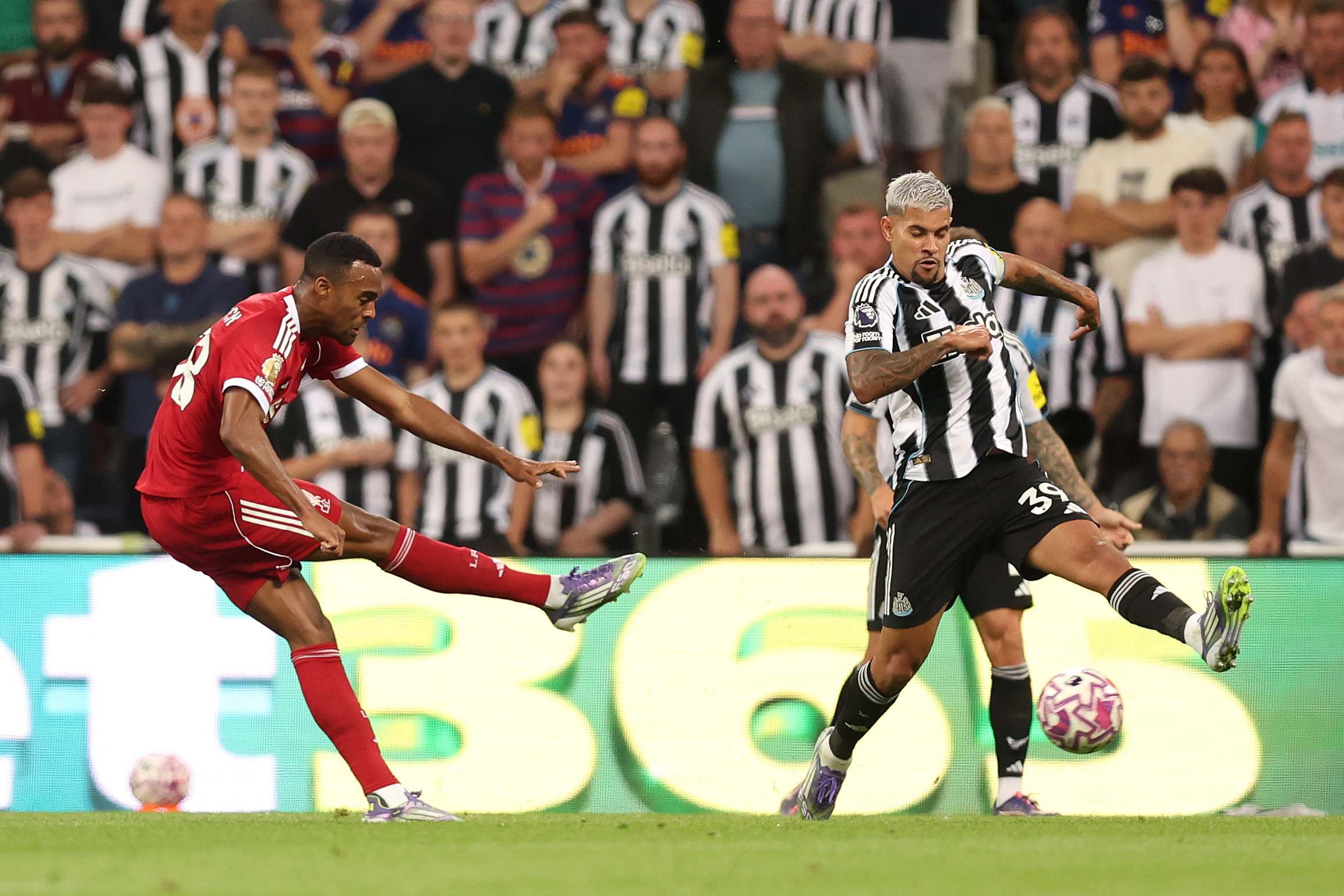 NEWCASTLE UPON TYNE, ENGLAND - AUGUST 25: Ryan Gravenberch of Liverpool scores his team's first goal during the Premier League match between Newcastle United and Liverpool at St James' Park on August 25, 2025 in Newcastle upon Tyne, England. (Photo by George Wood/Getty Images)