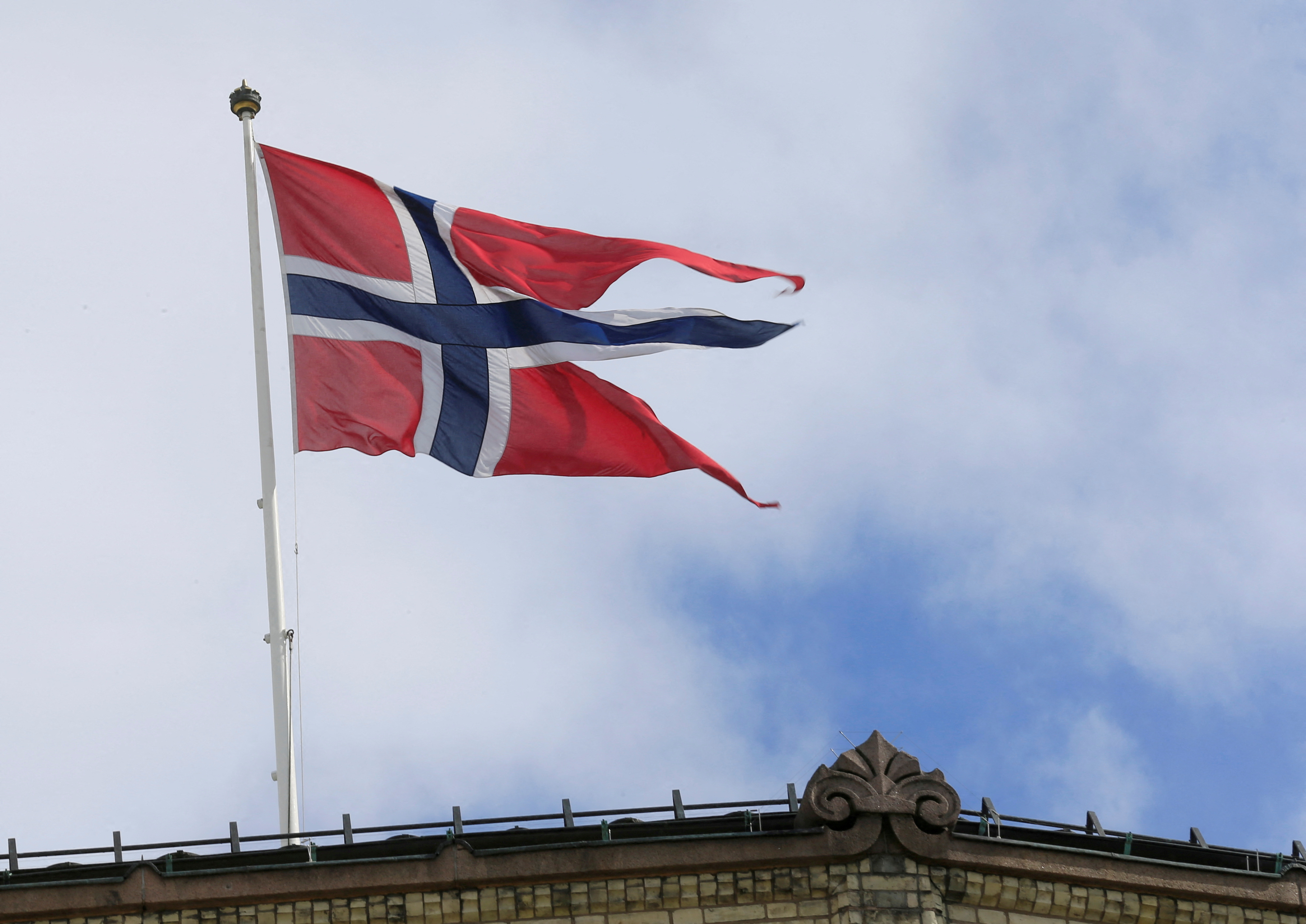 FILE PHOTO: A Norwegian flag flutters over building in Oslo, Norway May 31, 2017. REUTERS/Ints Kalnins/File Photo
