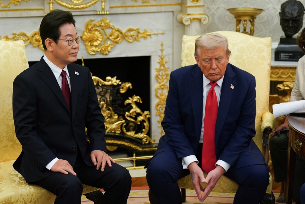 US President Donald Trump (R), and South Korea's President Lee Jae-myung during a meeting.