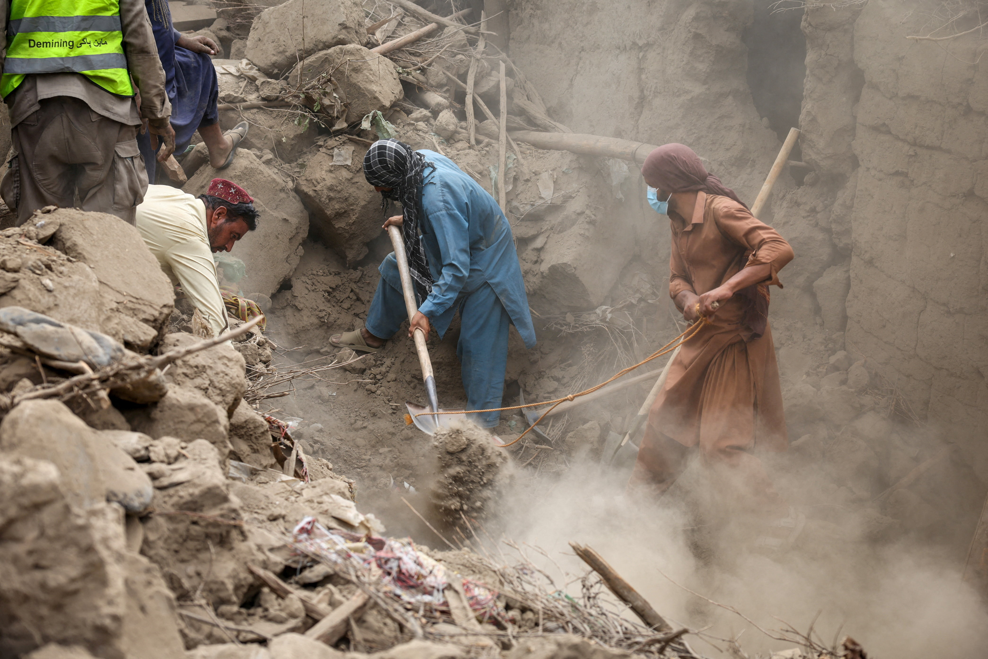 Rescuers race to find Afghan quake survivors as death toll rises