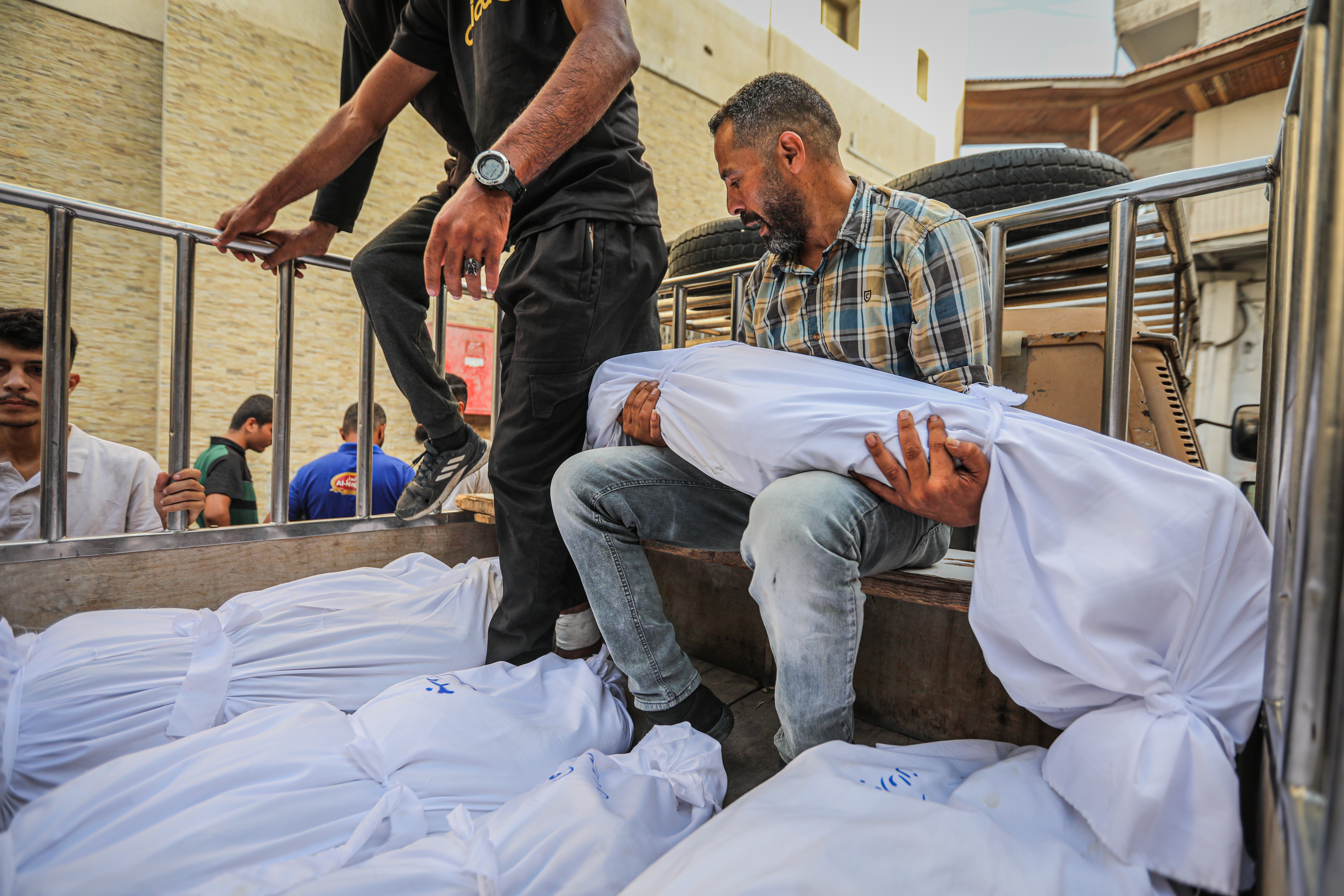 A man mourns the dead from the Badwan family killed by an Israeli attack on Zeytoun neighbourhood in the Gaza Strip on September 29, 2025 [Hamza Qraiqea/Anadolu Agency]