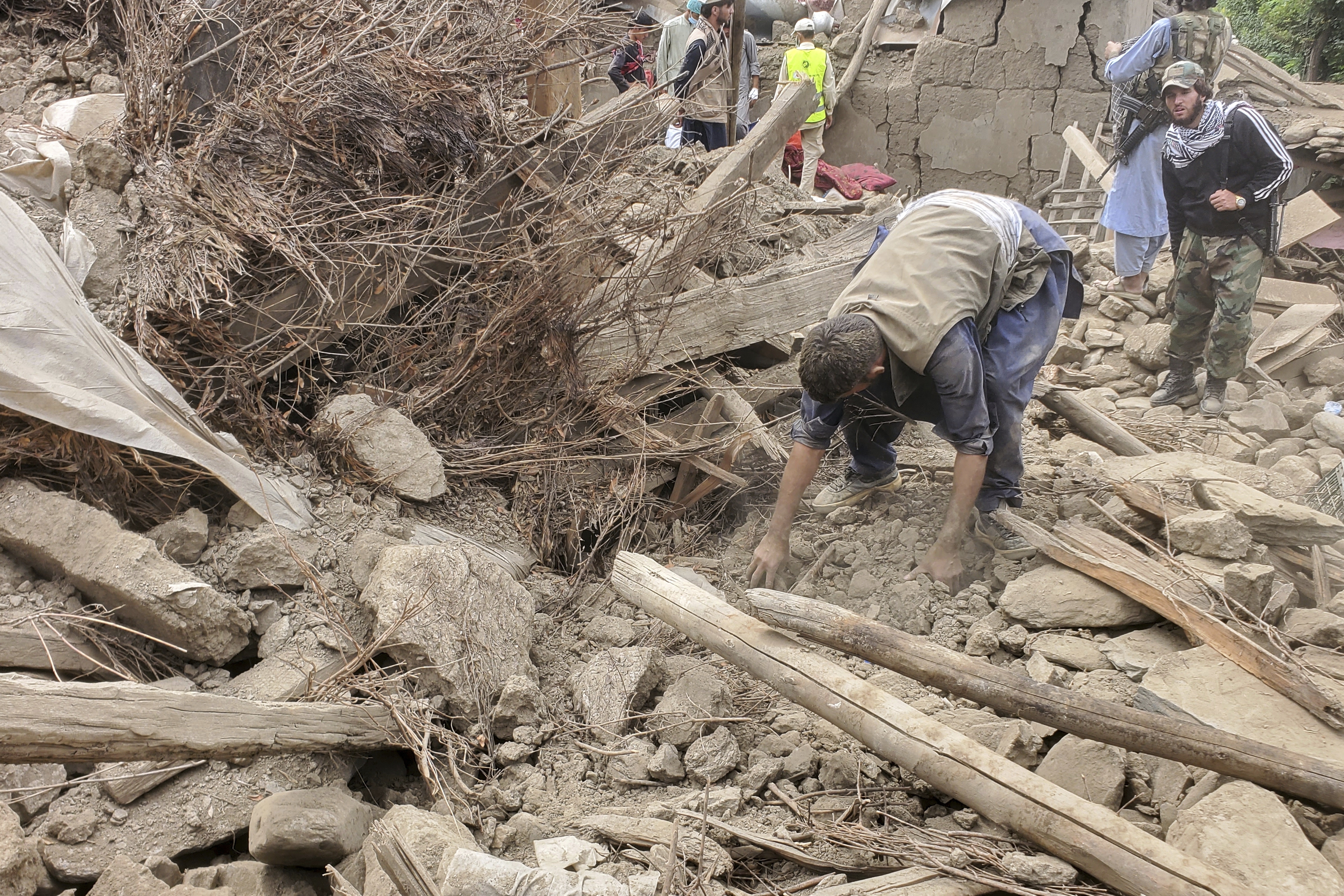 Rescuers race to find Afghan quake survivors as death toll rises