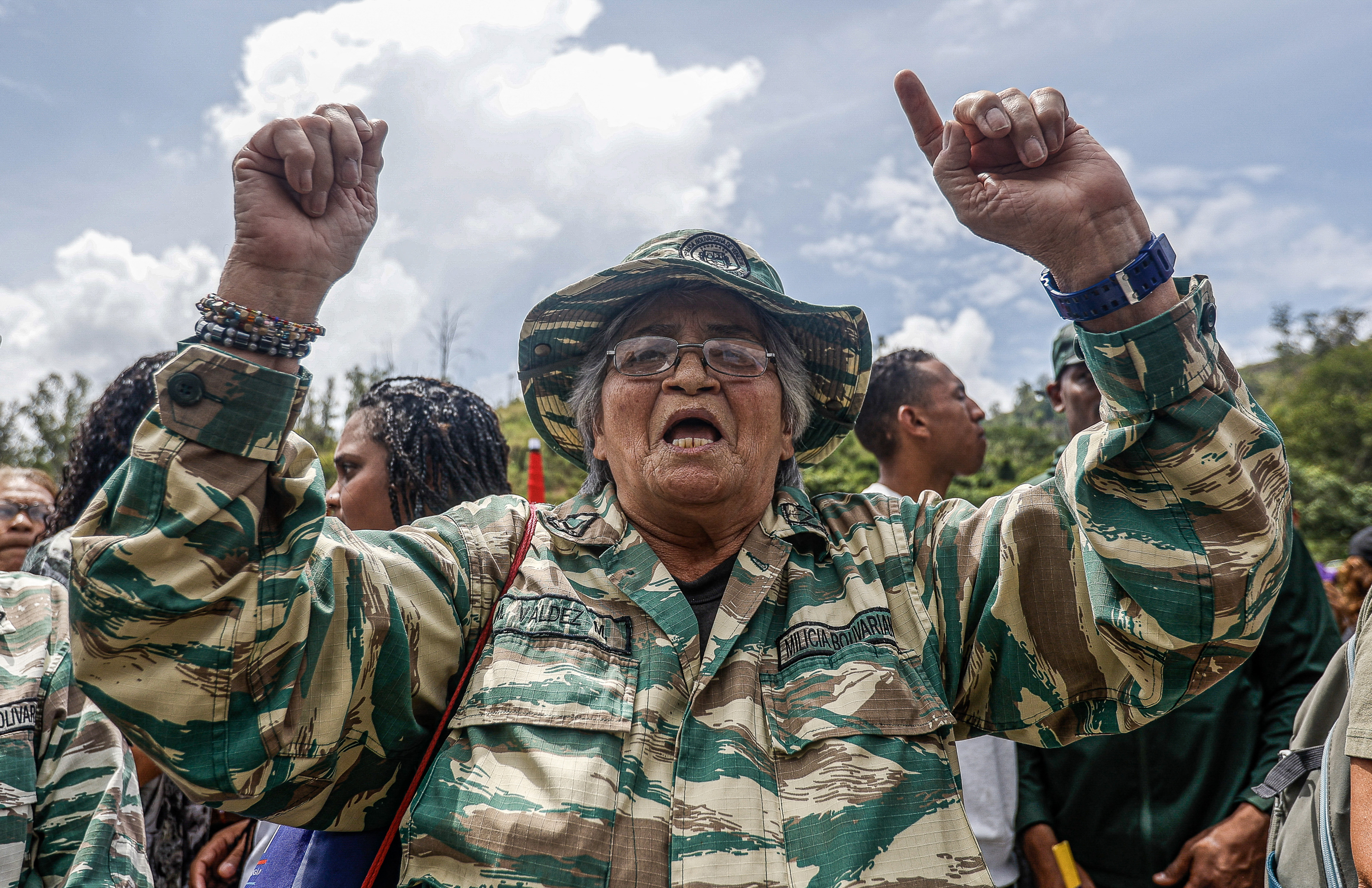 Members of the Bolivarian Militia and supporters of Venezuelan president Nicolas Maduro in a ceremony.