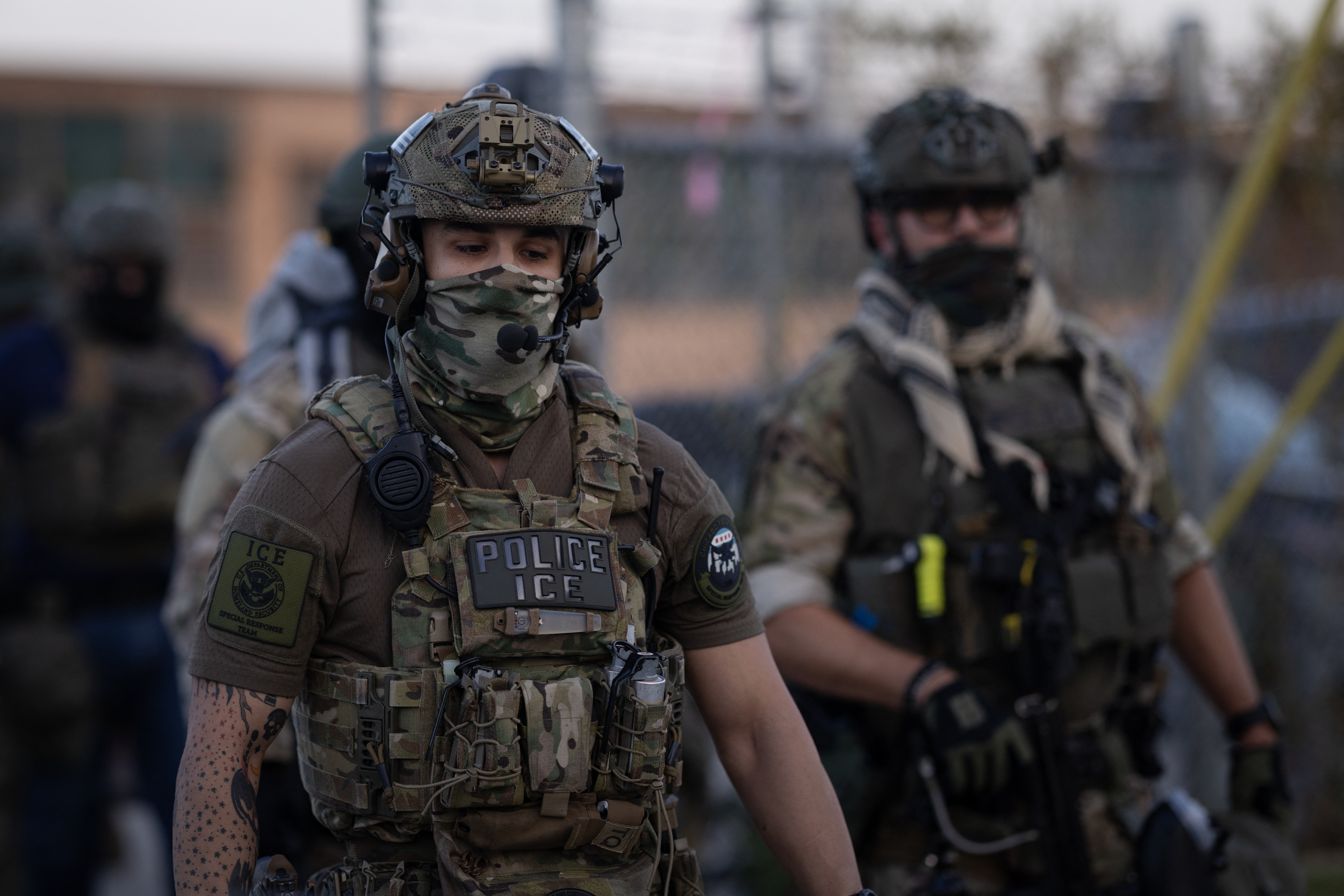 BROADVIEW, ILLINOIS - SEPTEMBER 22: Federal law enforcement agents confront demonstrators protesting outside of an immigration processing center on September 22, 2025 in Broadview, Illinois. Demonstrators have been maintaining a presence outside of the facility, protesting a recent surge in ICE activity in the Chicago area dubbed Operation Midway Blitz by the Trump administration. Scott Olson/Getty Images/AFP (Photo by SCOTT OLSON / GETTY IMAGES NORTH AMERICA / Getty Images via AFP)
