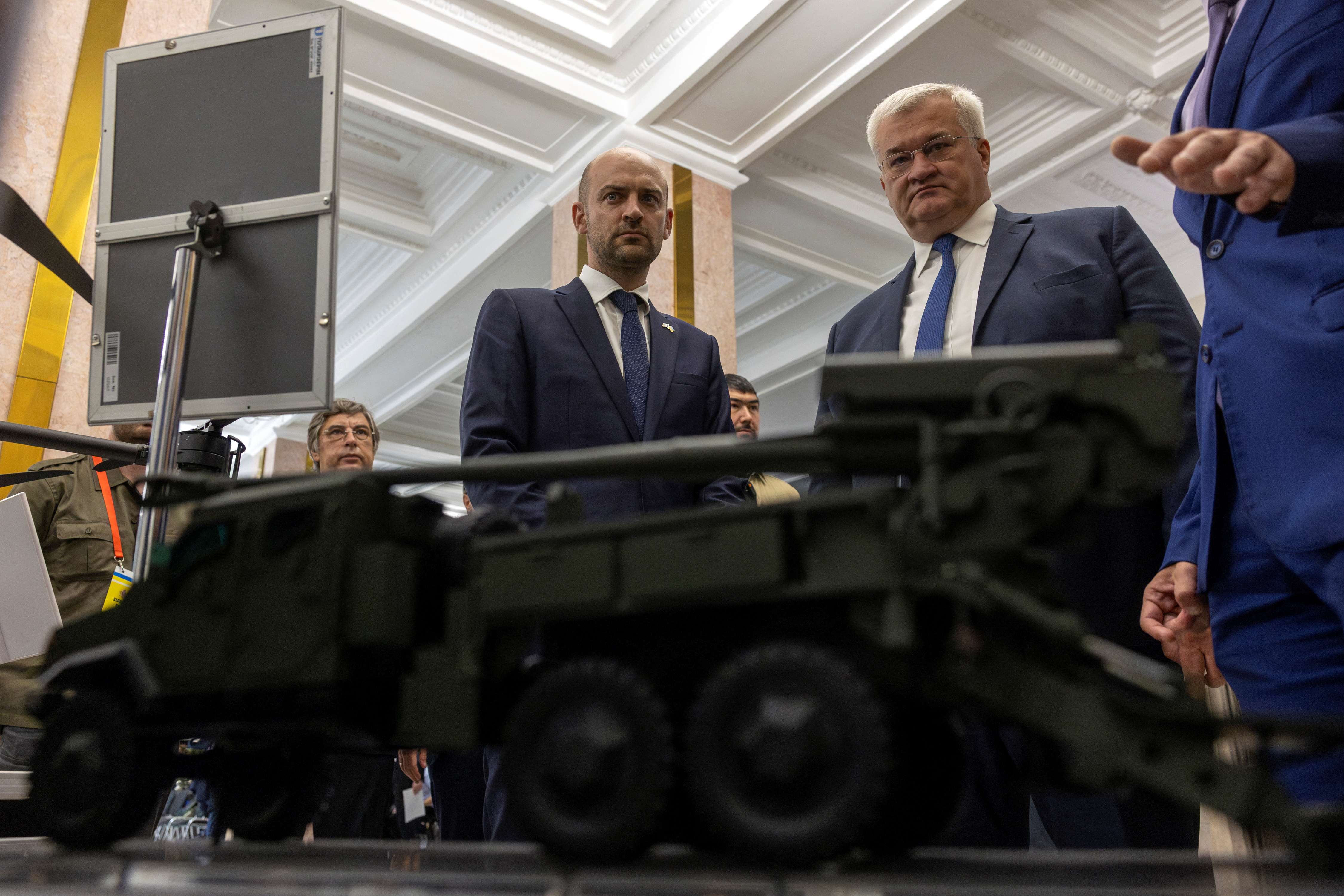 Ukrainian Foreign Minister Andrii Sybiha and French Minister for Europe and Foreign Affairs Jean-Noel Barrot look at a model of a Bohdana self-propelled howitzer before a press conference, amid Russia's attack on Ukraine, in Kyiv, Ukraine July 21, 2025. REUTERS/Thomas Peter