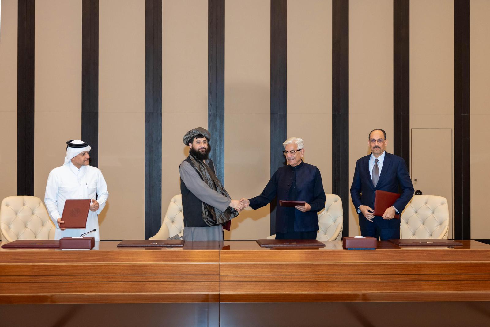 Afghan Defence Minister Mullah Muhammad Yaqoob, centre left, shakes hands with Pakistani Defence Minister Khawaja Muhammad Asif after reaching a ceasefire deal negotiated by Qatar and Turkiye [Handout: Qatar Foreign Ministry]