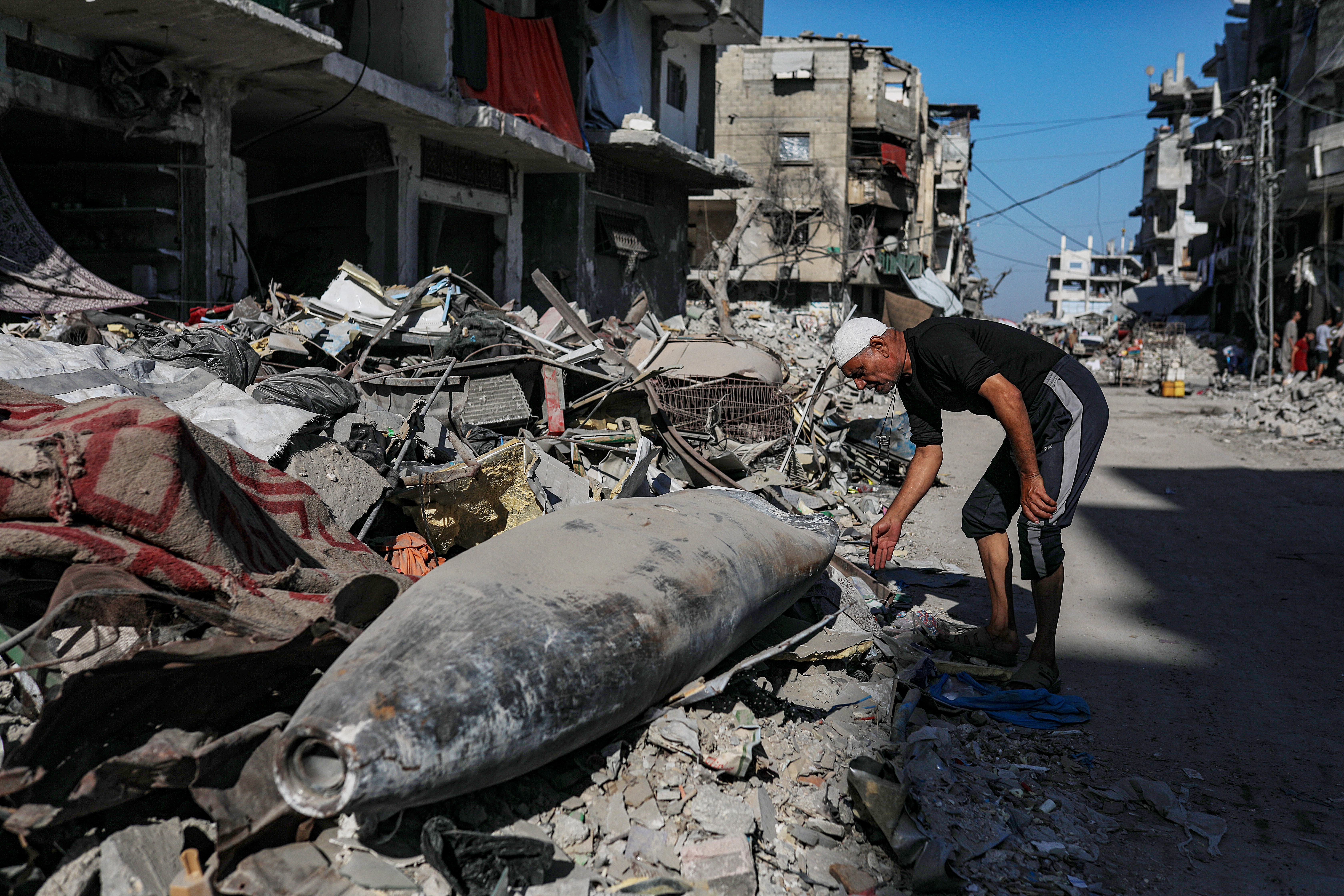 epa12493198 An Israeli missile lays on the rubble in the middle of a street next to destroyed houses in Gaza City, Gaza Strip, 30 October 2025, amid a ceasefire between Israel and Hamas. Following Israeli claims that Hamas violated the ceasefire, Prime Minister Netanyahu ordered military strikes on the Gaza Strip on 28 October. In response, Hamas announced it was postponing the planned handover of a recovered hostage's body, citing Israeli truce violations. EPA/MOHAMMED SABER