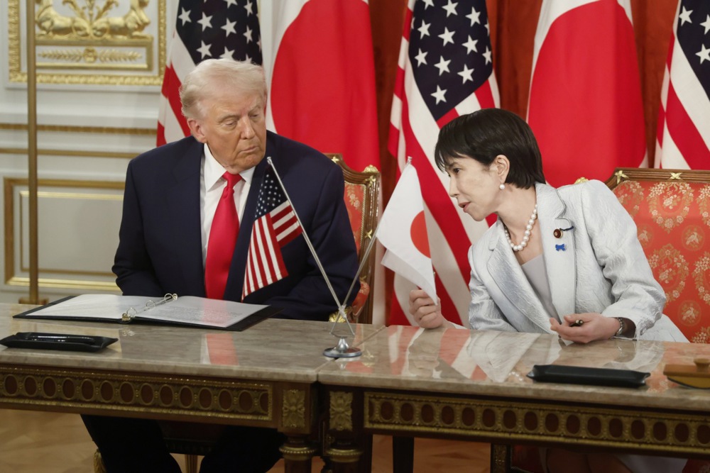 epa12487049 U.S. President Donald Trump (L) and Japanese Prime Minister Sanae Takaichi (R) attend a signing ceremony for a document on the implementation of the U.S.–Japan trade deal at the Akasaka Palace state guest house in Tokyo, Japan, 28 October 2025. Trump is on a three-day visit to Japan from 27 to 29 October to reaffirm the Japan–U.S. alliance and advance economic talks. EPA/KIYOSHI OTA / POOL