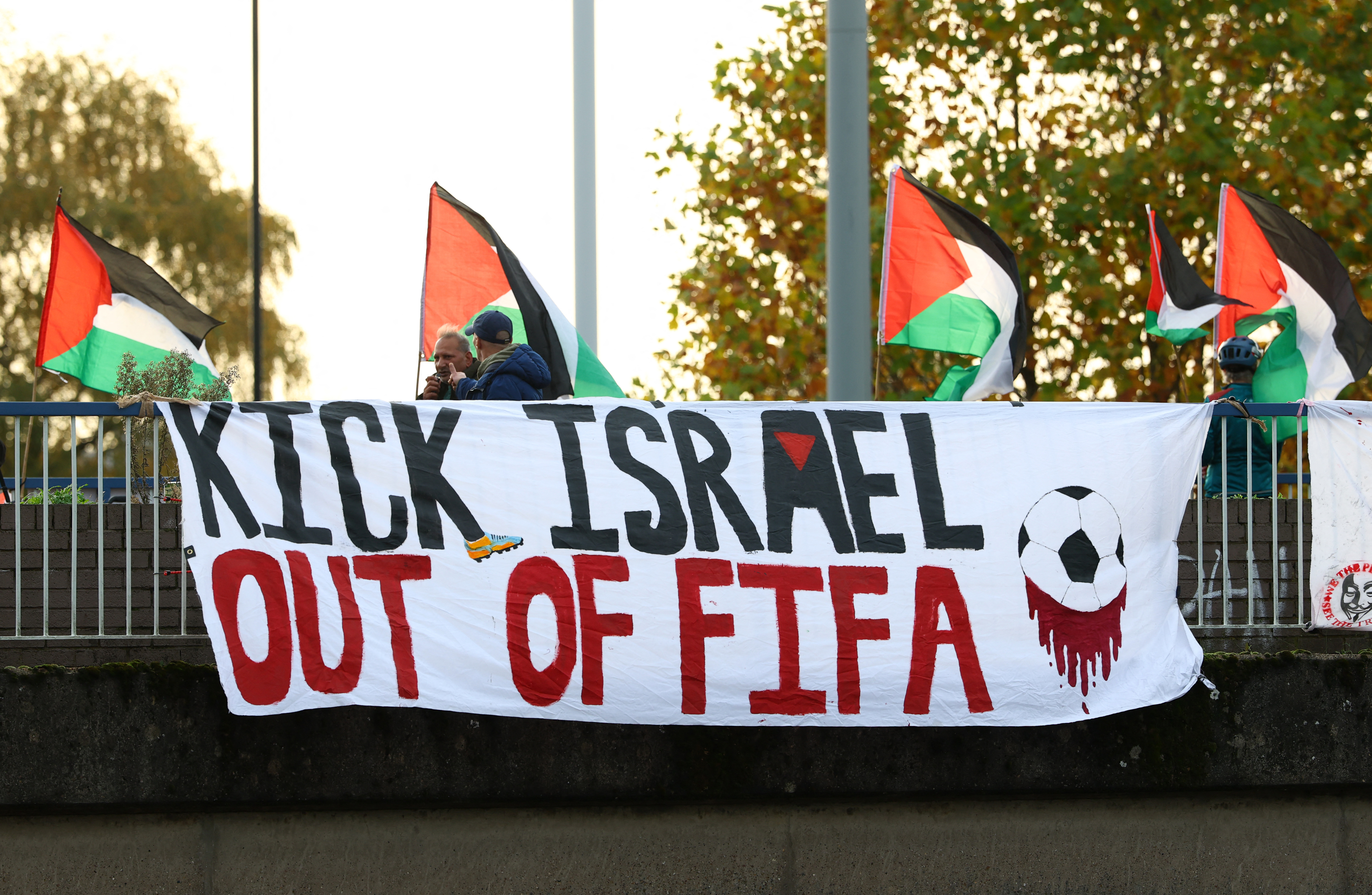 Pro-Palestine supporters display banners and Palestine flags on a bridge above the A38 motorway ahead of Aston Villa&#039;s UEFA Europa League match against Maccabi Tel Aviv in Birmingham [Matthew Childs/Reuters]
