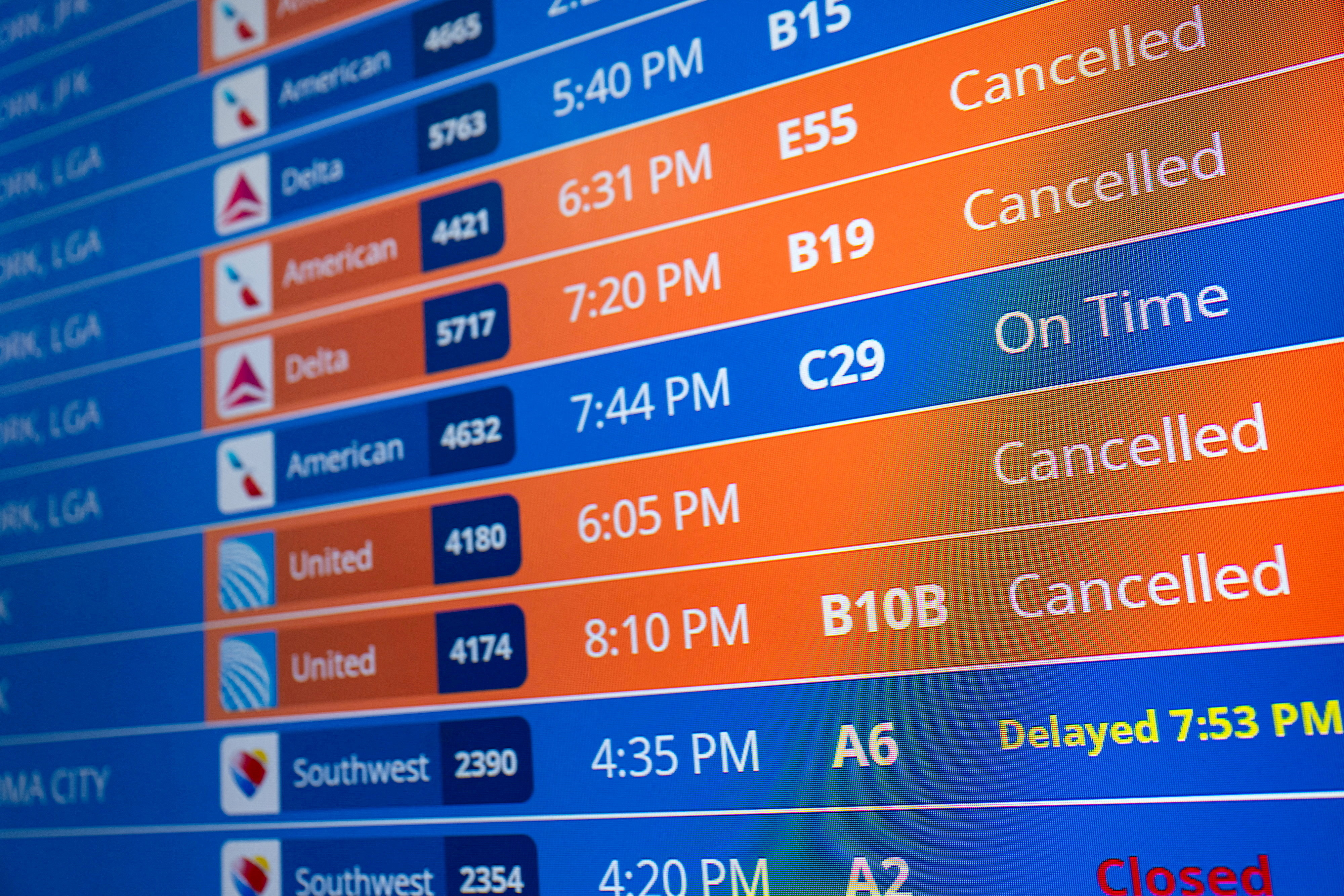 Airline stocks continue to take a hit as delays and cancellations hit US airports [Annabelle Gordon/Reuters]