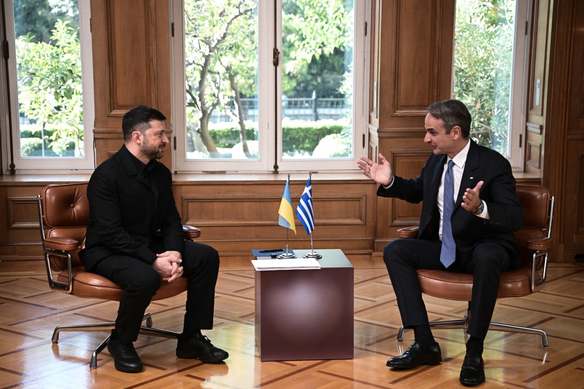 Greece's Prime Minister Kyriakos Mitsotakis (R) attends a meeting with Ukraine's President Volodymyr Zelensky in Athens, on November 16, 2025. (Photo by Angelos Tzortzinis / AFP)