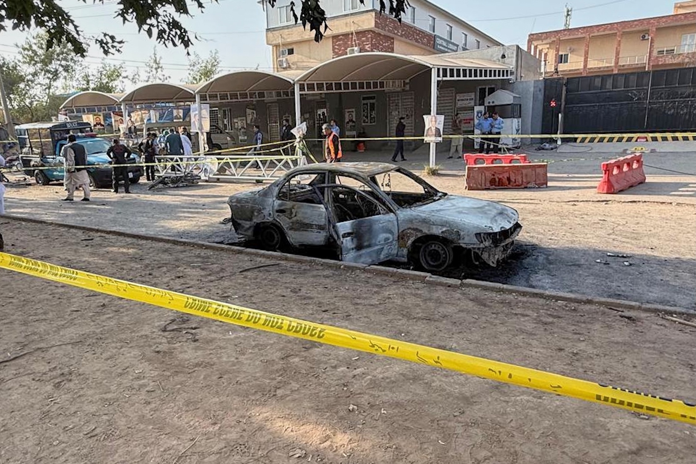 Security officials examine damaged vehicles at the site following a suicide bombing outside the gates of a district court in Islamabad, Pakistan, on November 11, 2025 [Mohammad Yousuf/AP Photo]