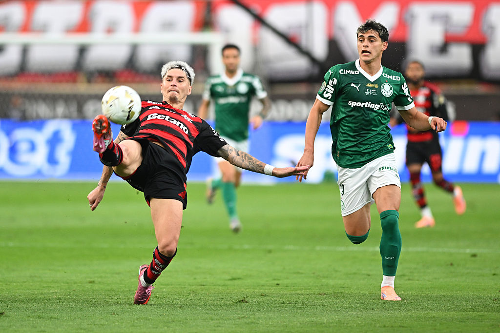 Guillermo Varela of Flamengo controls the ball against Ramón Sosa of Palmeiras during the 2025 Copa Libertadores final