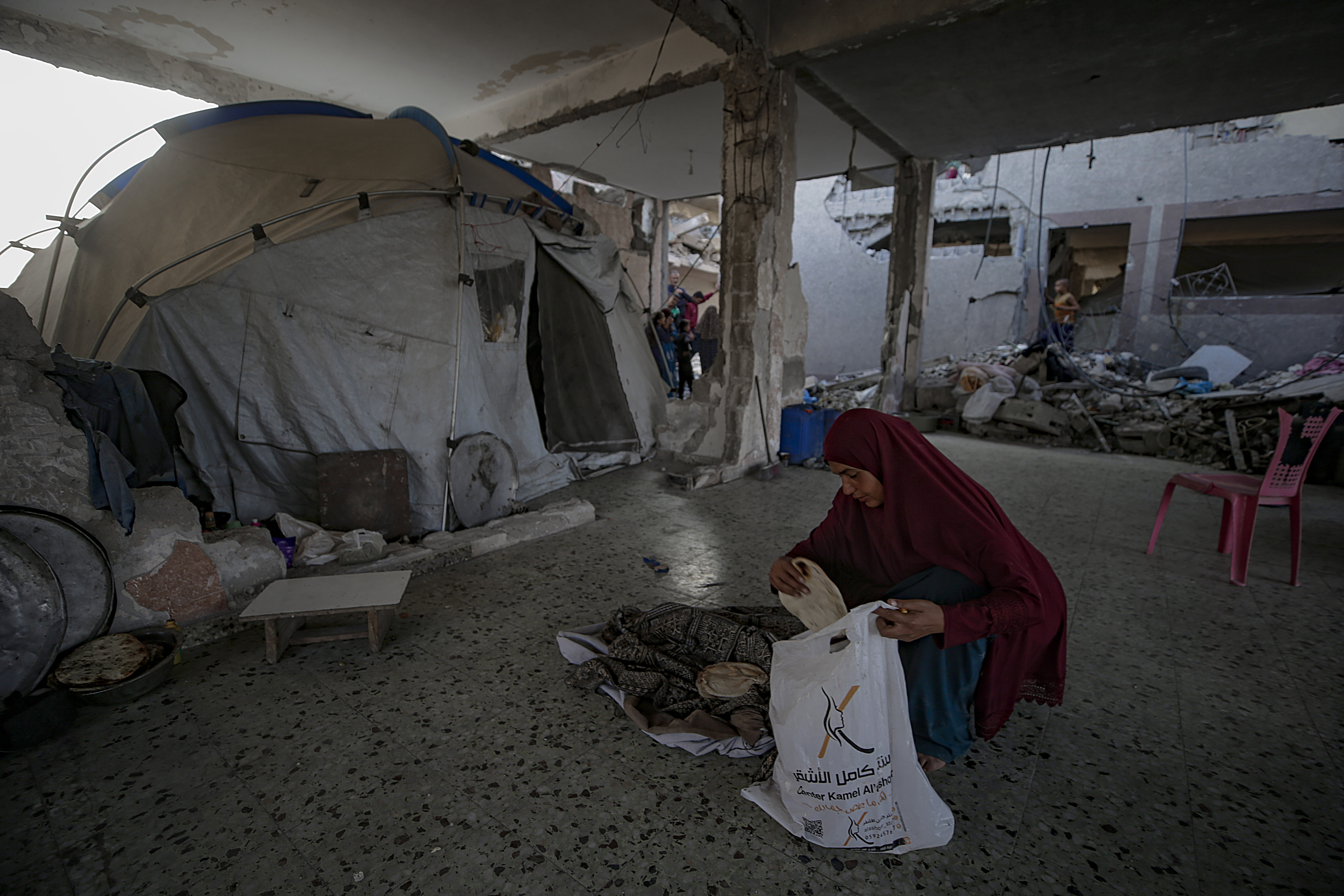 epa12503019 A woman prepares a meal amongst the rubble of destroyed buildings in Jabaliya, northern Gaza Strip, 04 November 2025, amid a ceasefire between Israel and Hamas. Following Israeli claims that Hamas violated the ceasefire, Prime Minister Netanyahu ordered military strikes on the Gaza Strip on 28 October. In response, Hamas announced it was postponing the planned handover of a recovered hostage's body, citing Israeli truce violations. EPA/MOHAMMED SABER