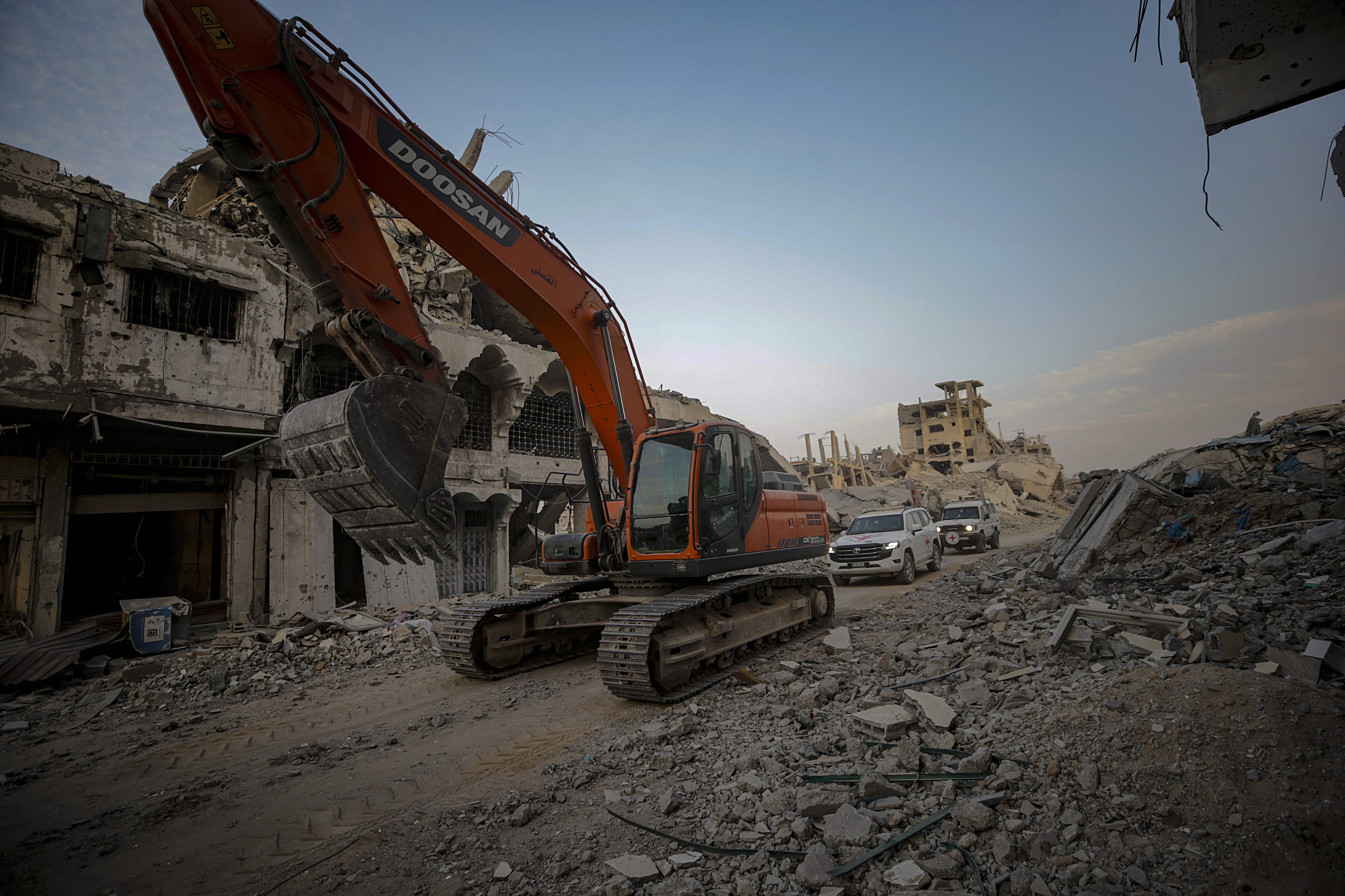 epa12505375 Red Cross workers assist as fighters of the Al-Qassam Brigades, the military wing of the Hamas movement, search for the bodies of Israeli hostages in Al Shejaeiya neighbourhood in the east of the Gaza City, Gaza Strip, 05 November 2025. EPA/MOHAMMED SABER