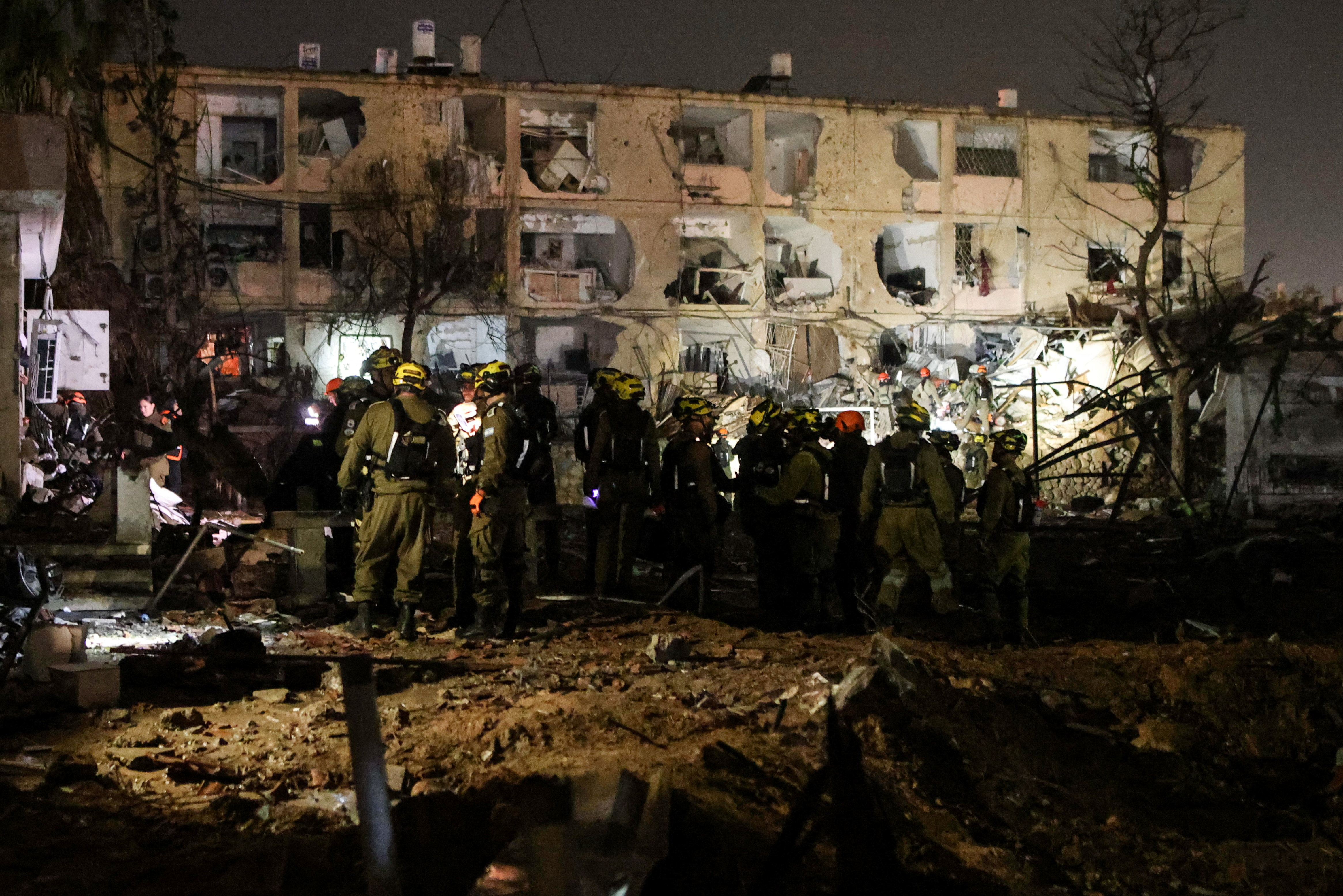 Israeli soldiers work at the scene of damage after Iranian missile barrages struck Dimona, amid the U.S.-Israel conflict with Iran, in southern Israel March 21, 2026. REUTERS/Ilan Assayag ISRAEL OUT. NO COMMERCIAL OR EDITORIAL SALES IN ISRAEL