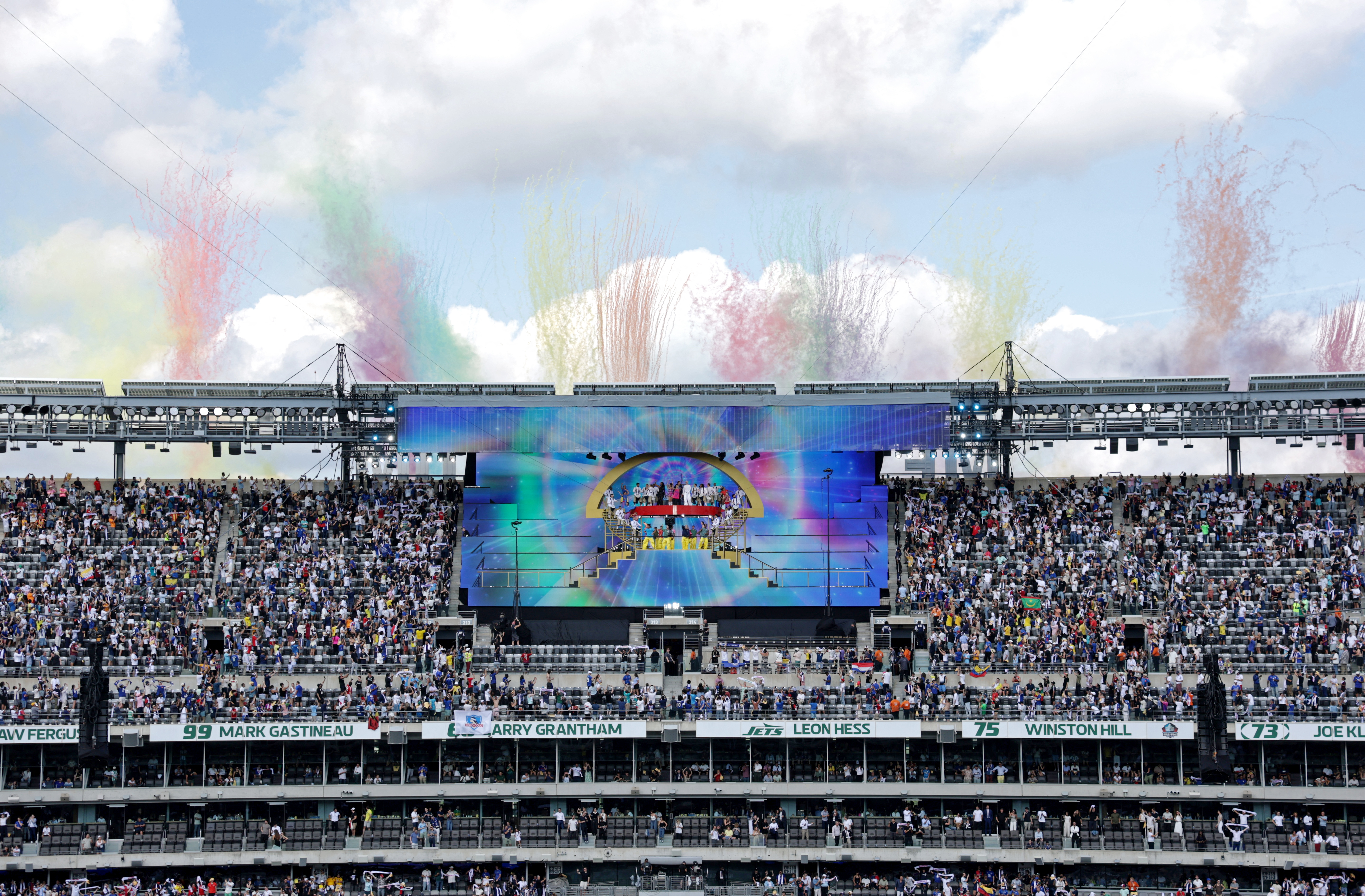 Soccer Football - FIFA Club World Cup - Final - Chelsea v Paris St Germain - MetLife Stadium, East Rutherford, New Jersey, U.S. - July 13, 2025 General view of Chris Martin, J Balvin, Tems, Doja Cat and Emmanuel Kelly performing during the half time show REUTERS/Jeenah Moon
