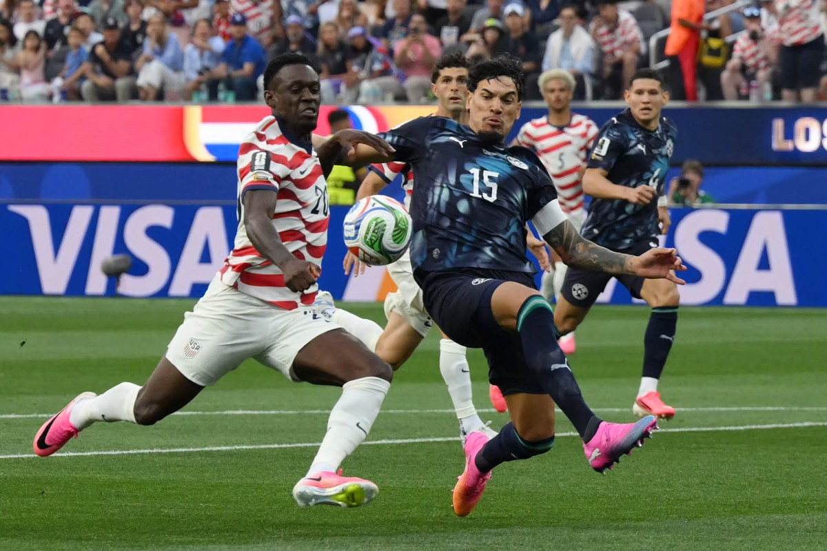 US forward #20 Folarin Balogun and Paraguay's defender #15 Gustavo Gomez fight for the ball