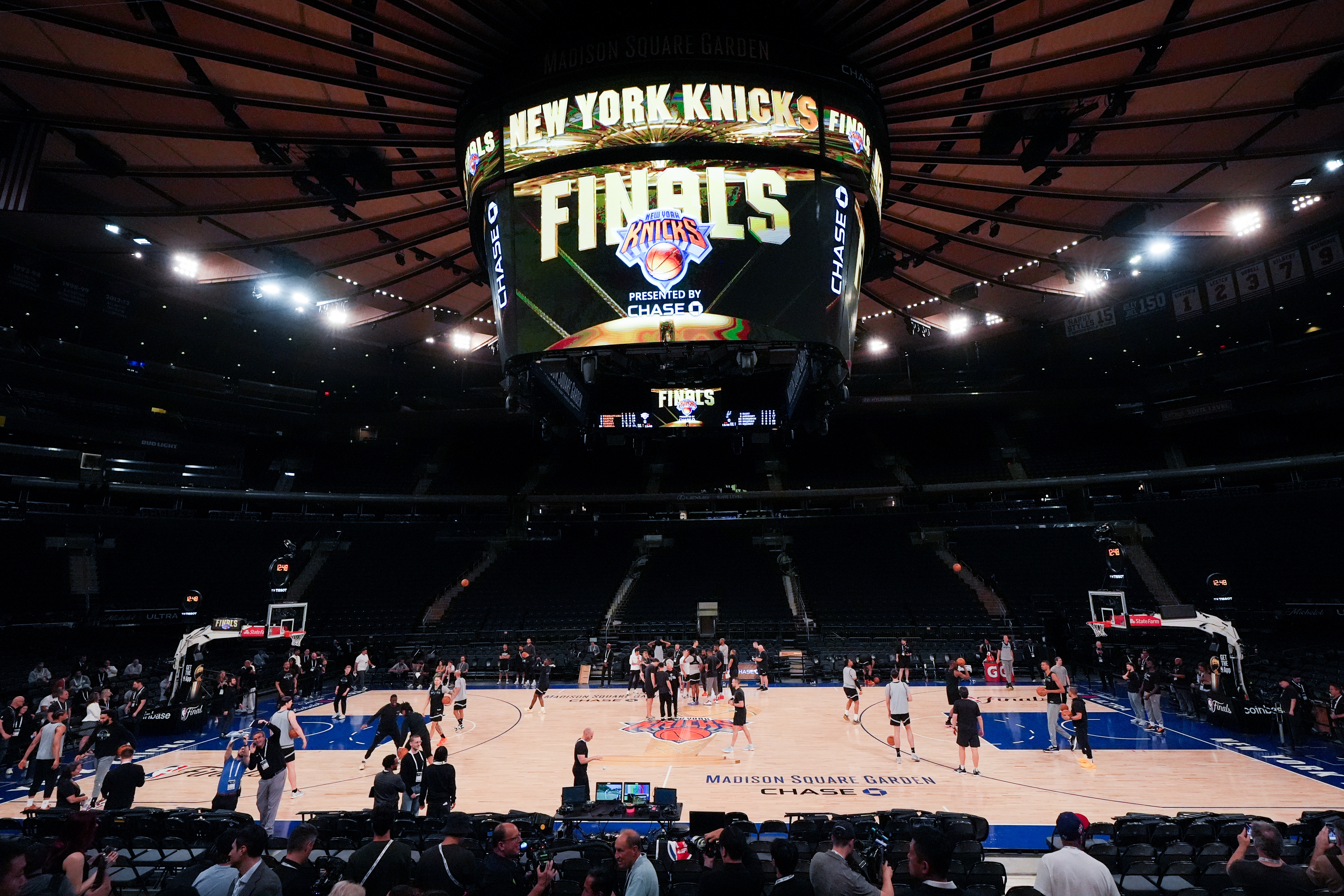 The San Antonio Spurs practise.