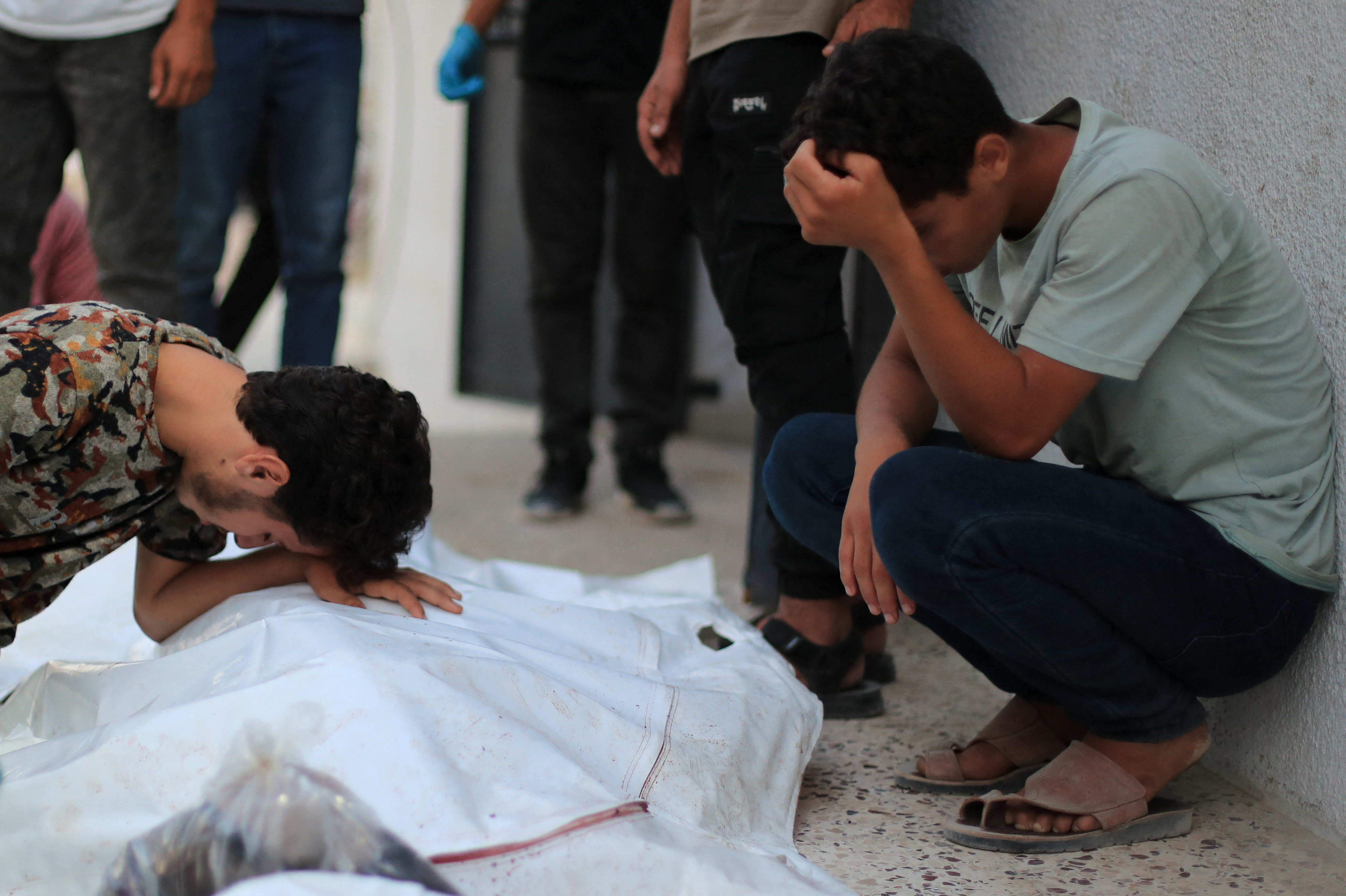 Mourners react by the body of a Palestinian killed in an Israeli strike on a cafe, at Al-Shifa hospital in Gaza City August 18, 2026. REUTERS/Dawoud Abu Alkas