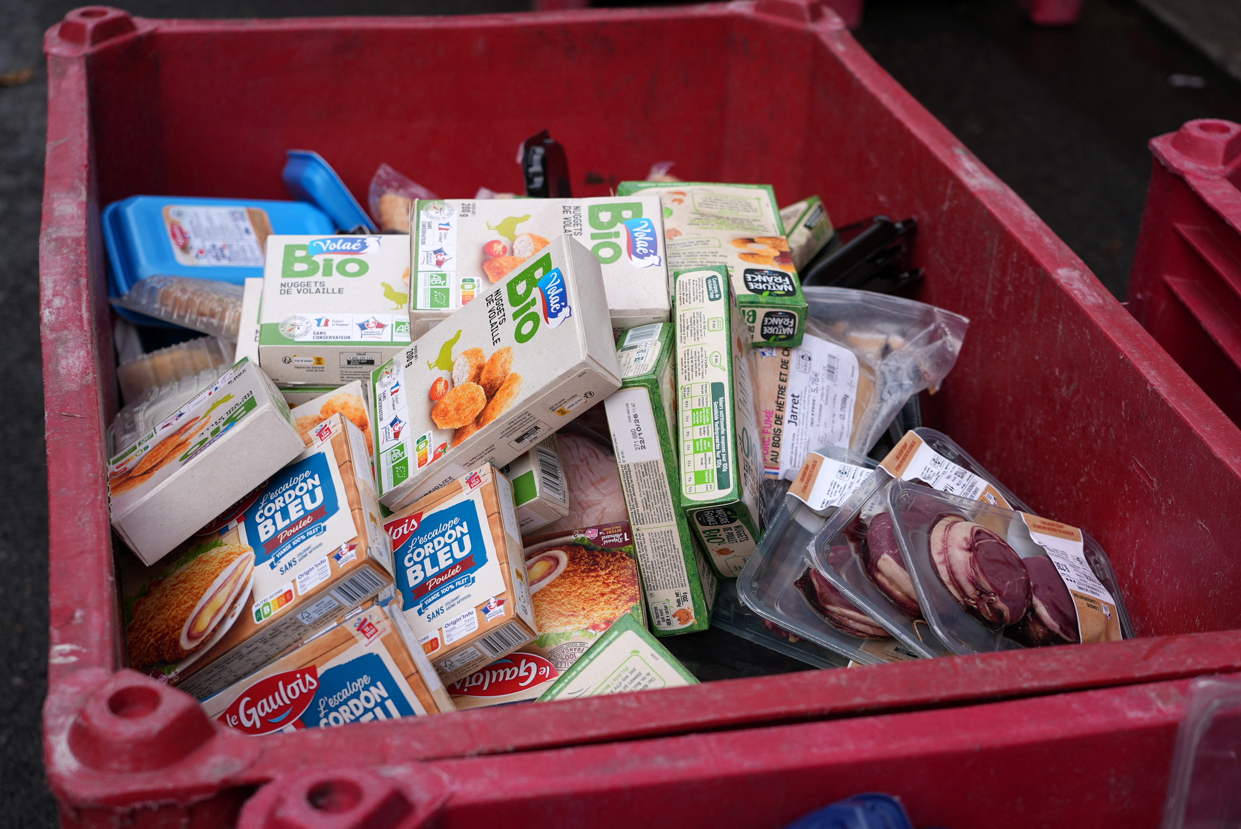 Perished goods outside a supermarket in Paris the day after a cyberattack targeted refrigeration systems in France, October 13, 2026