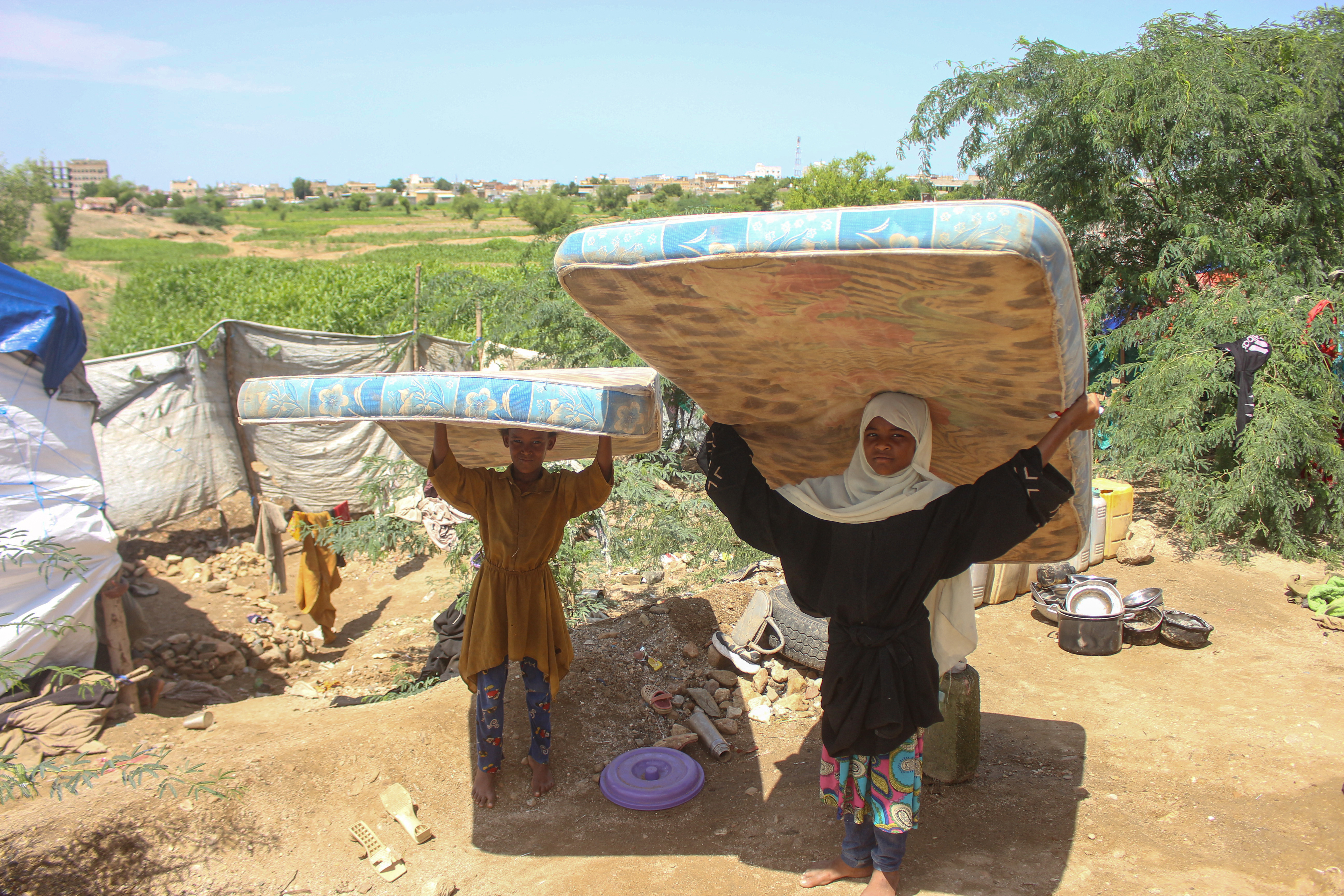 Photos: More than 200,000 people displaced by Yemen fighting