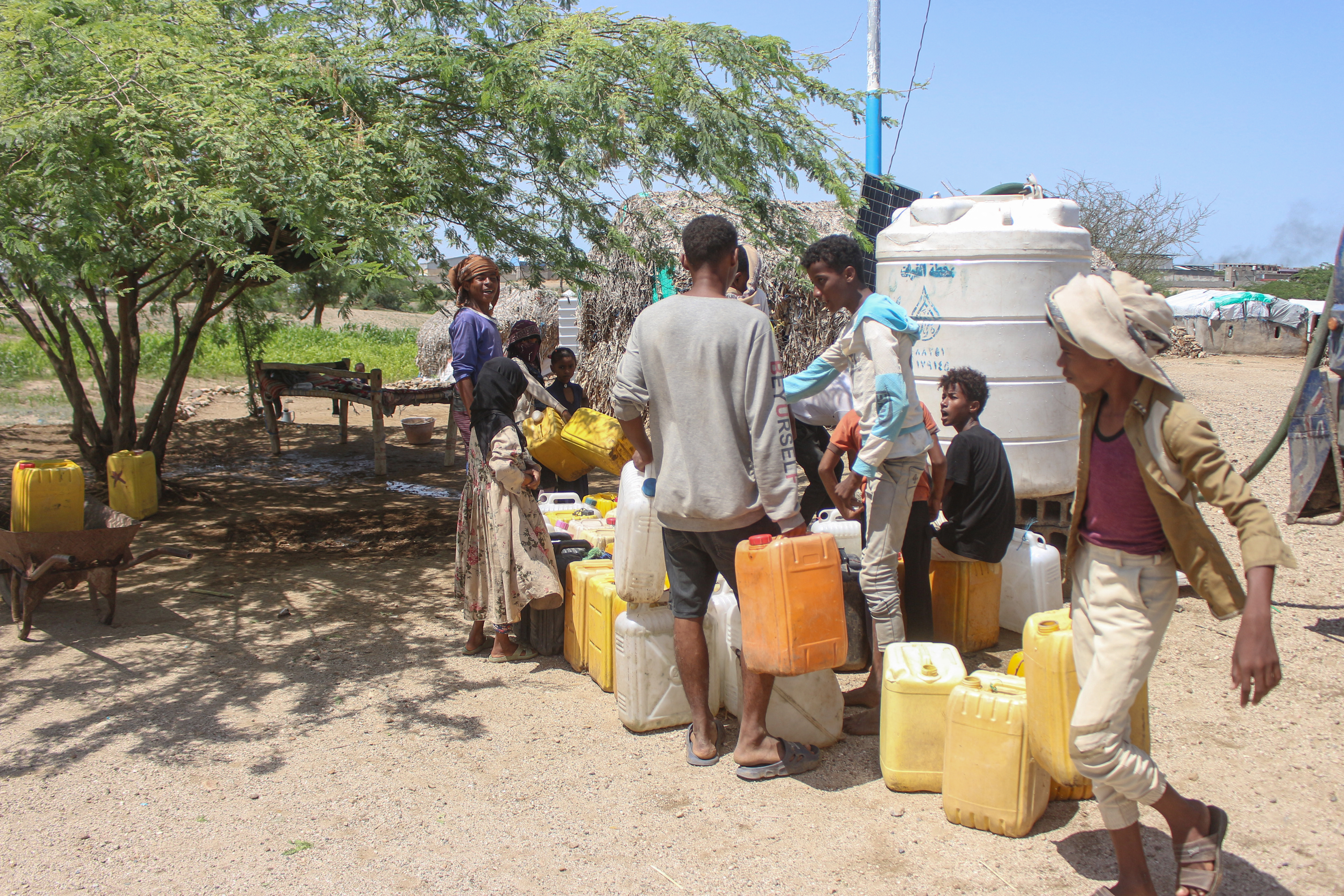 Photos: More than 200,000 people displaced by Yemen fighting