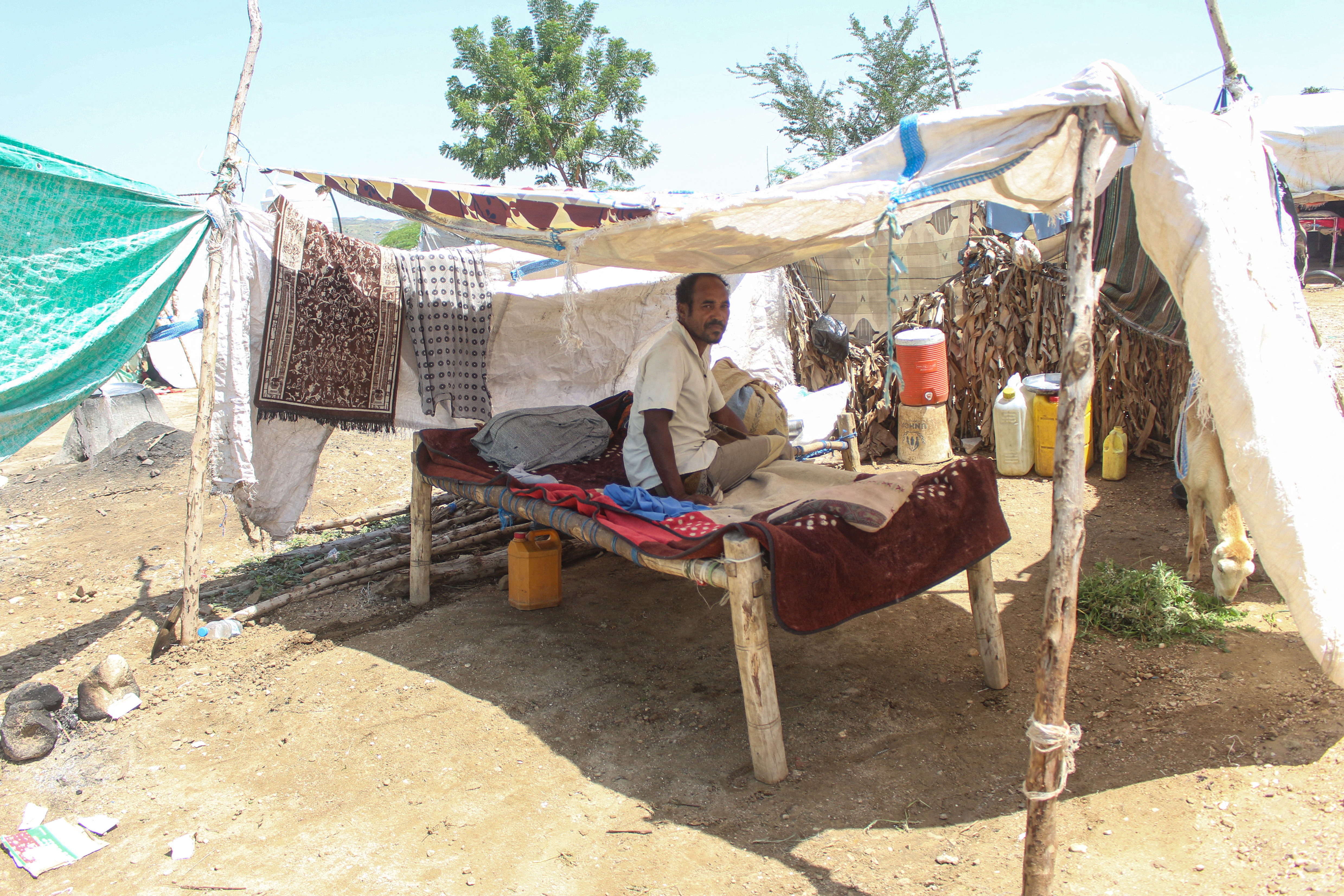 Photos: More than 200,000 people displaced by Yemen fighting